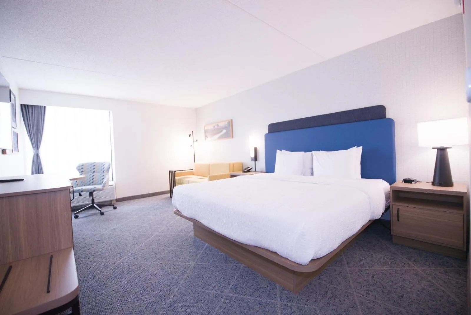 Bed in Hampton Inn Chicago-Carol Stream