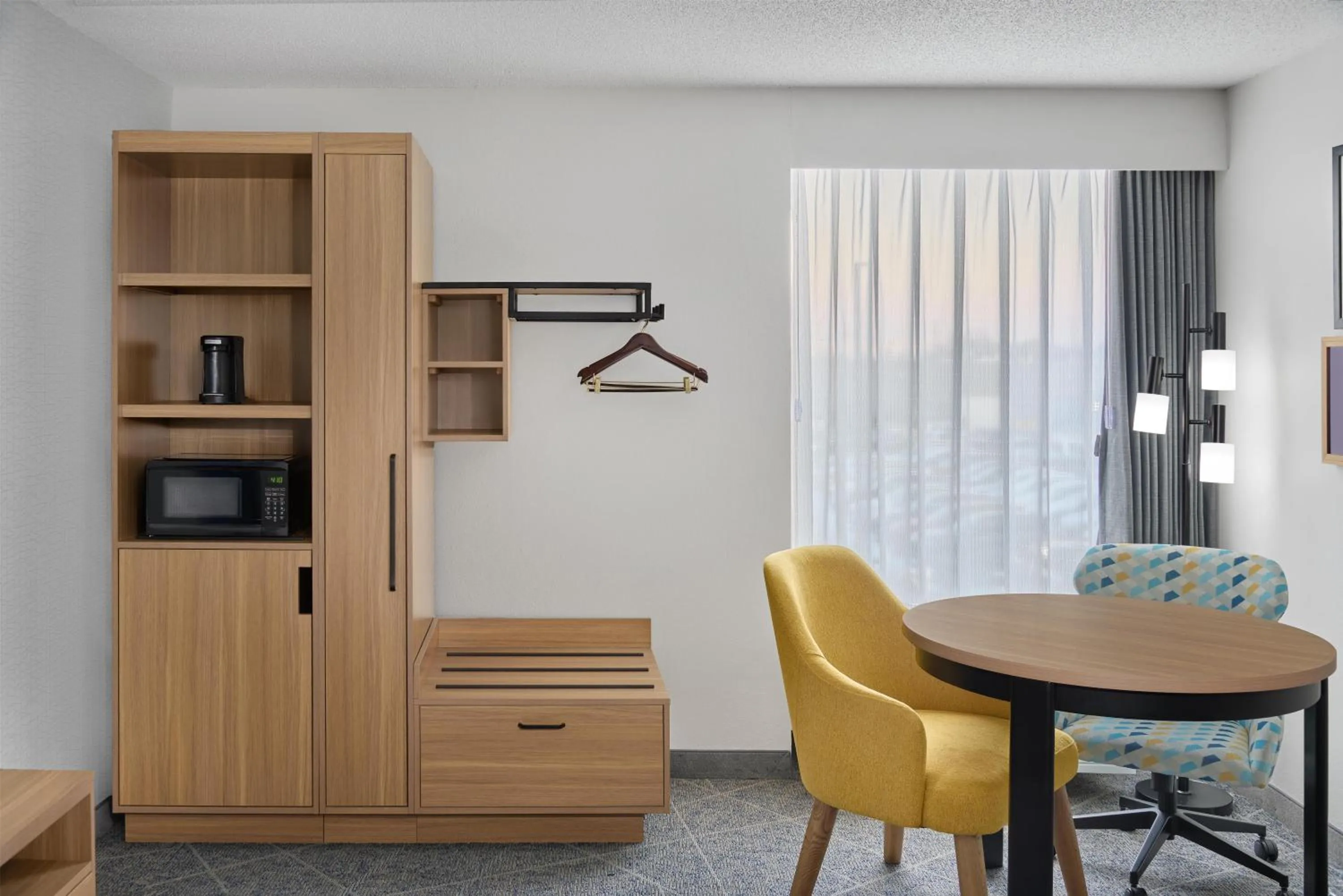 Bedroom in Hampton Inn Chicago-Carol Stream