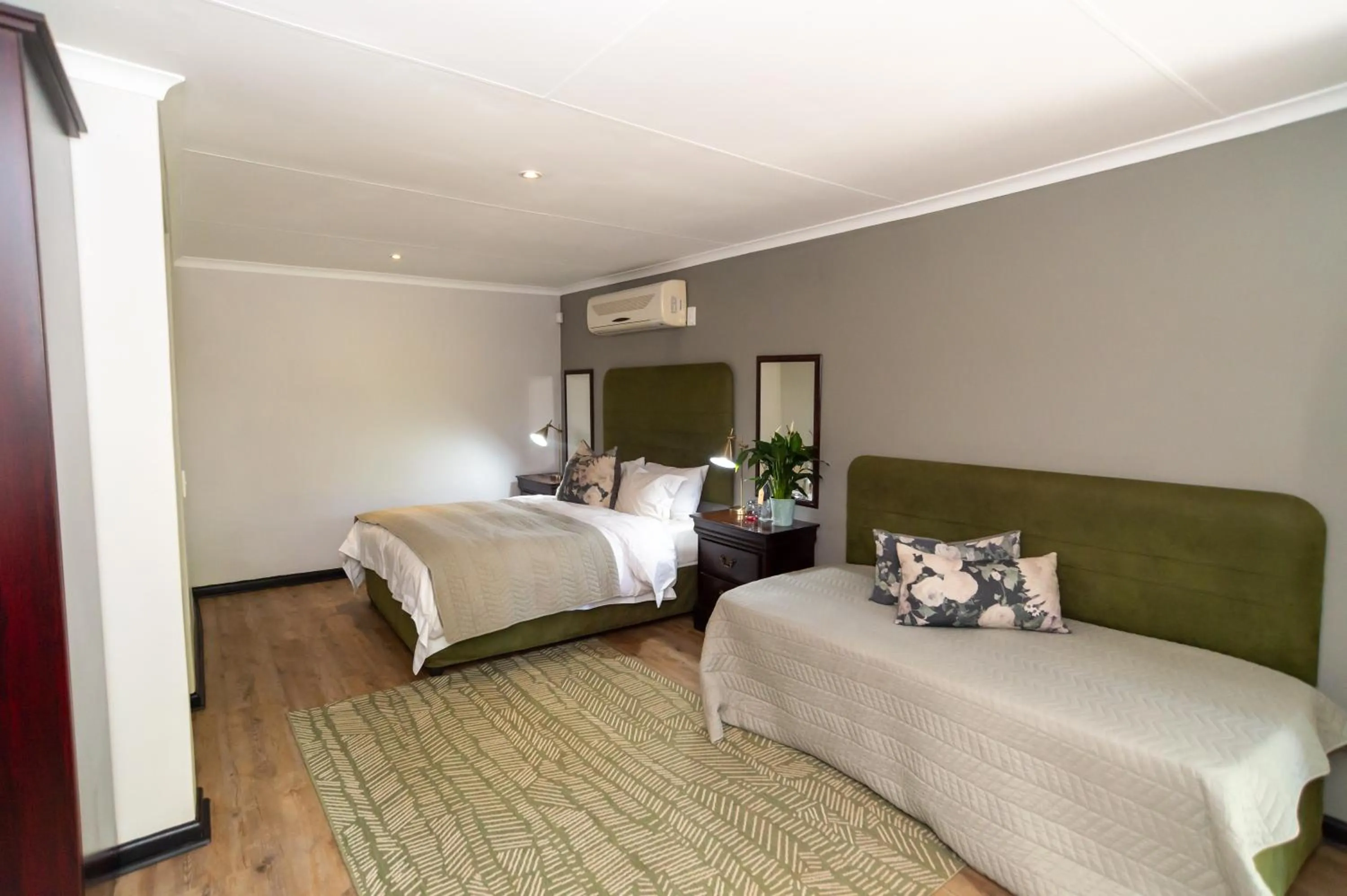 Photo of the whole room, Bed in Browns Manor