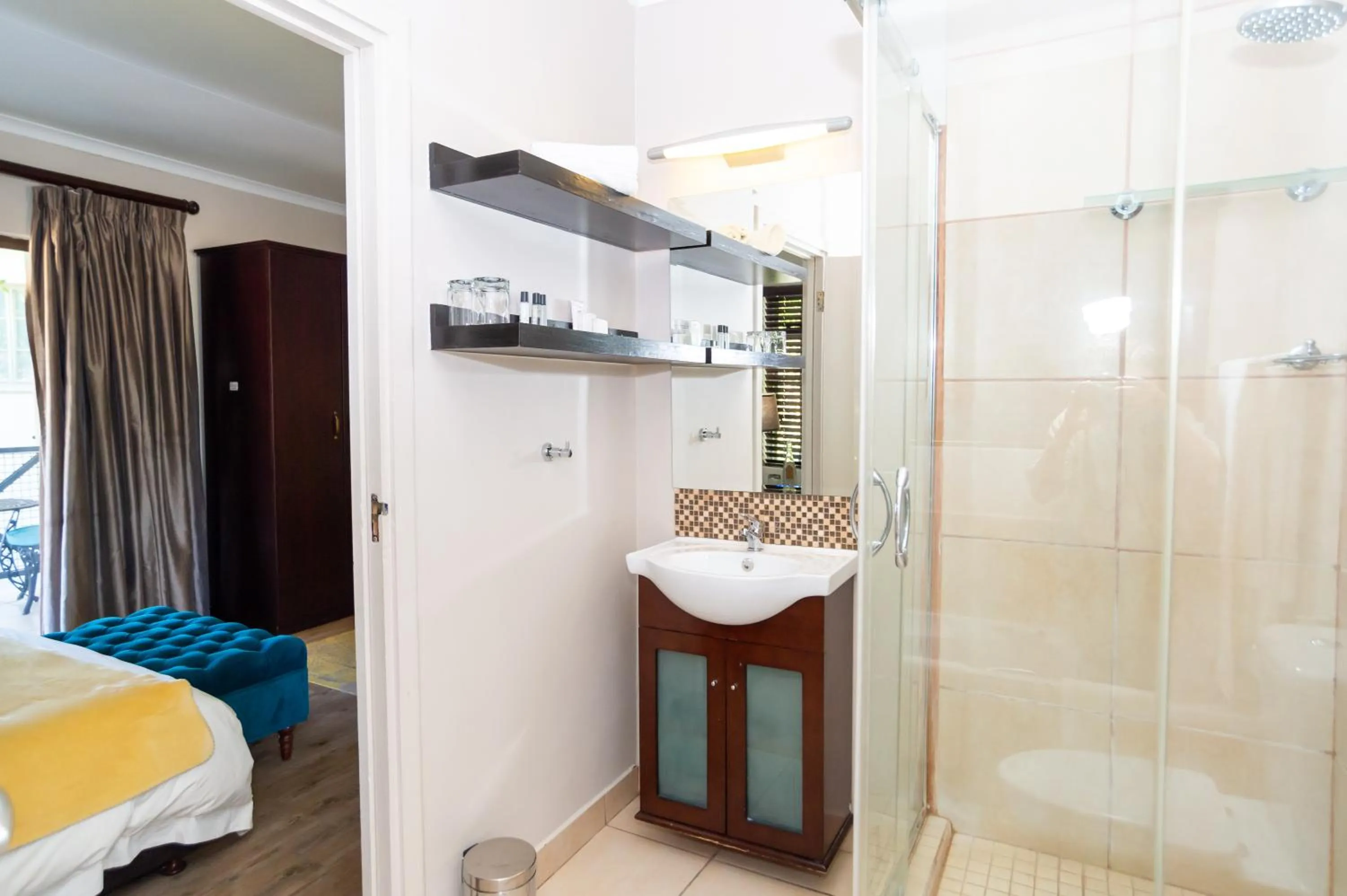 Bathroom, Bed in Browns Manor