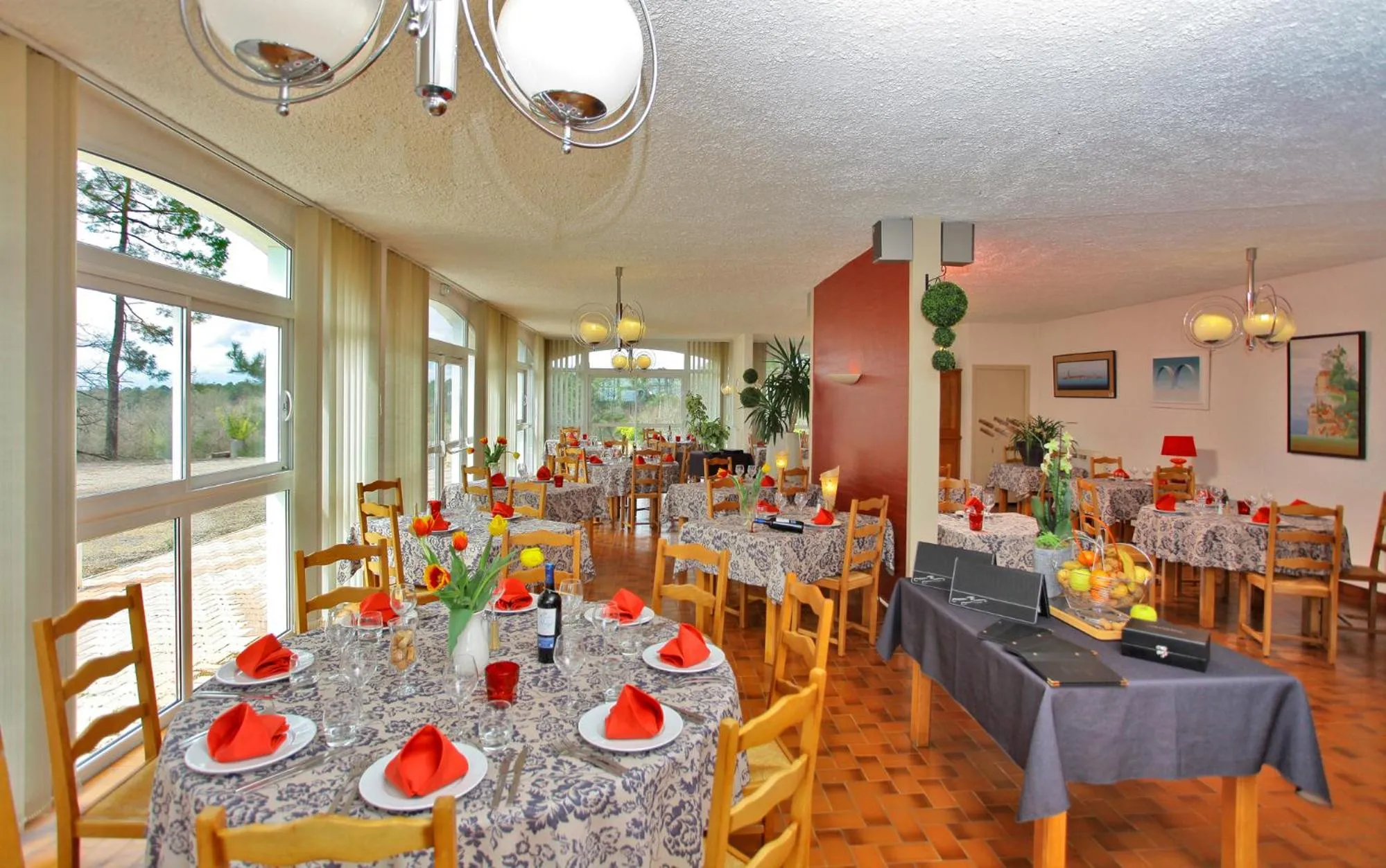 Restaurant/places to eat in Hotel Restaurant Logis Le Tropicana