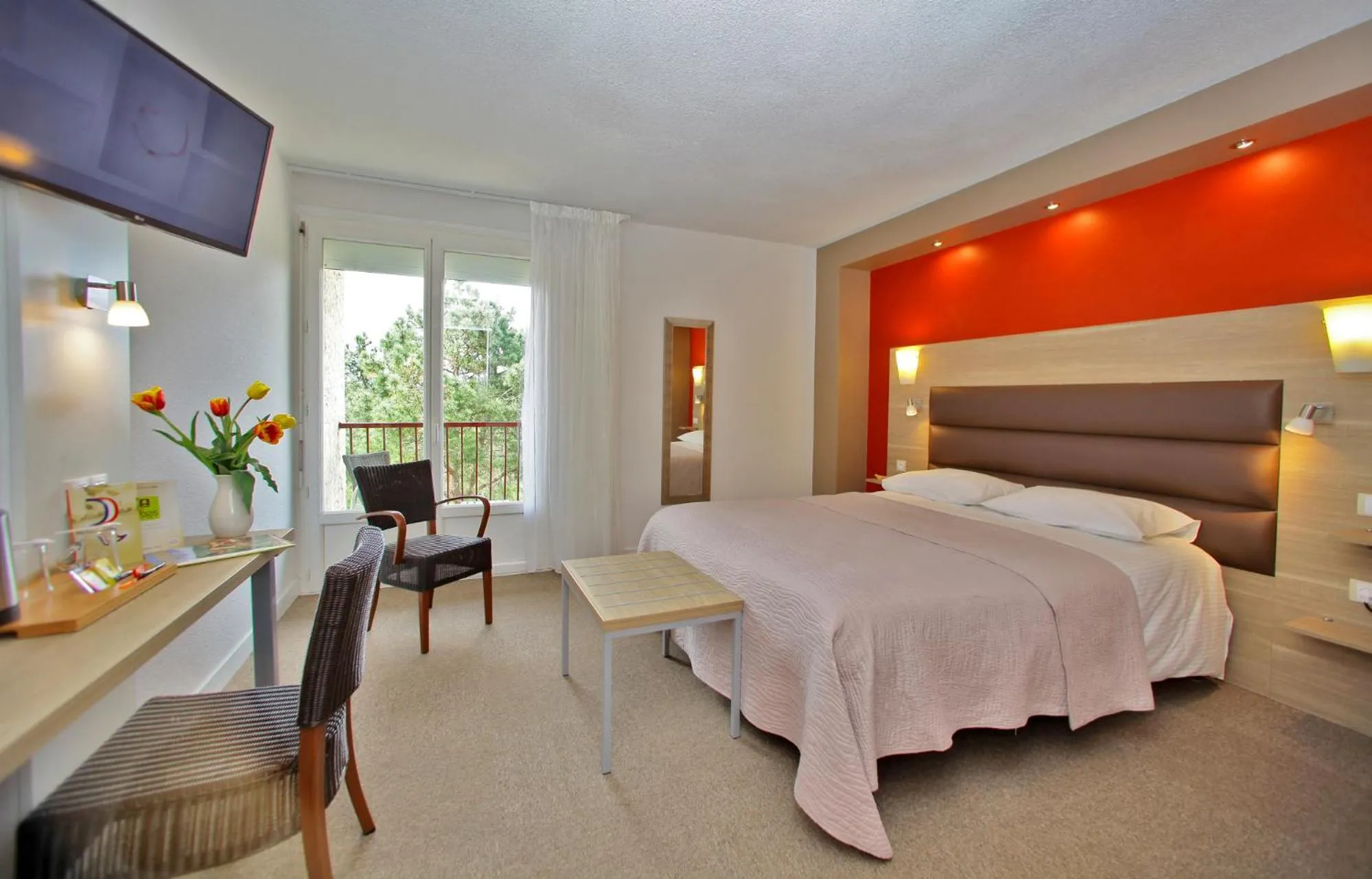 Coffee/tea facilities, Bed in Hotel Restaurant Logis Le Tropicana