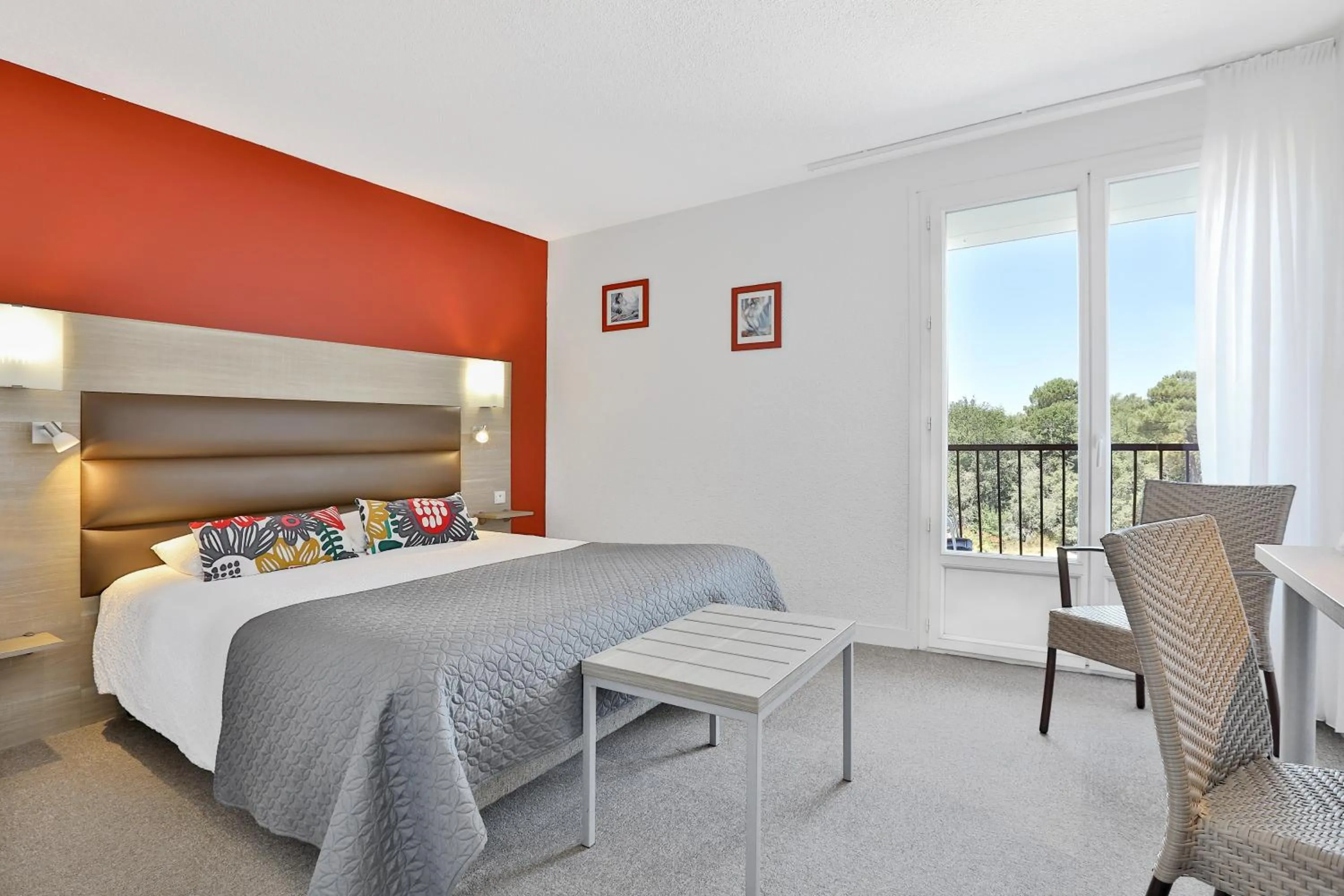 Photo of the whole room, Bed in Hotel Restaurant Logis Le Tropicana