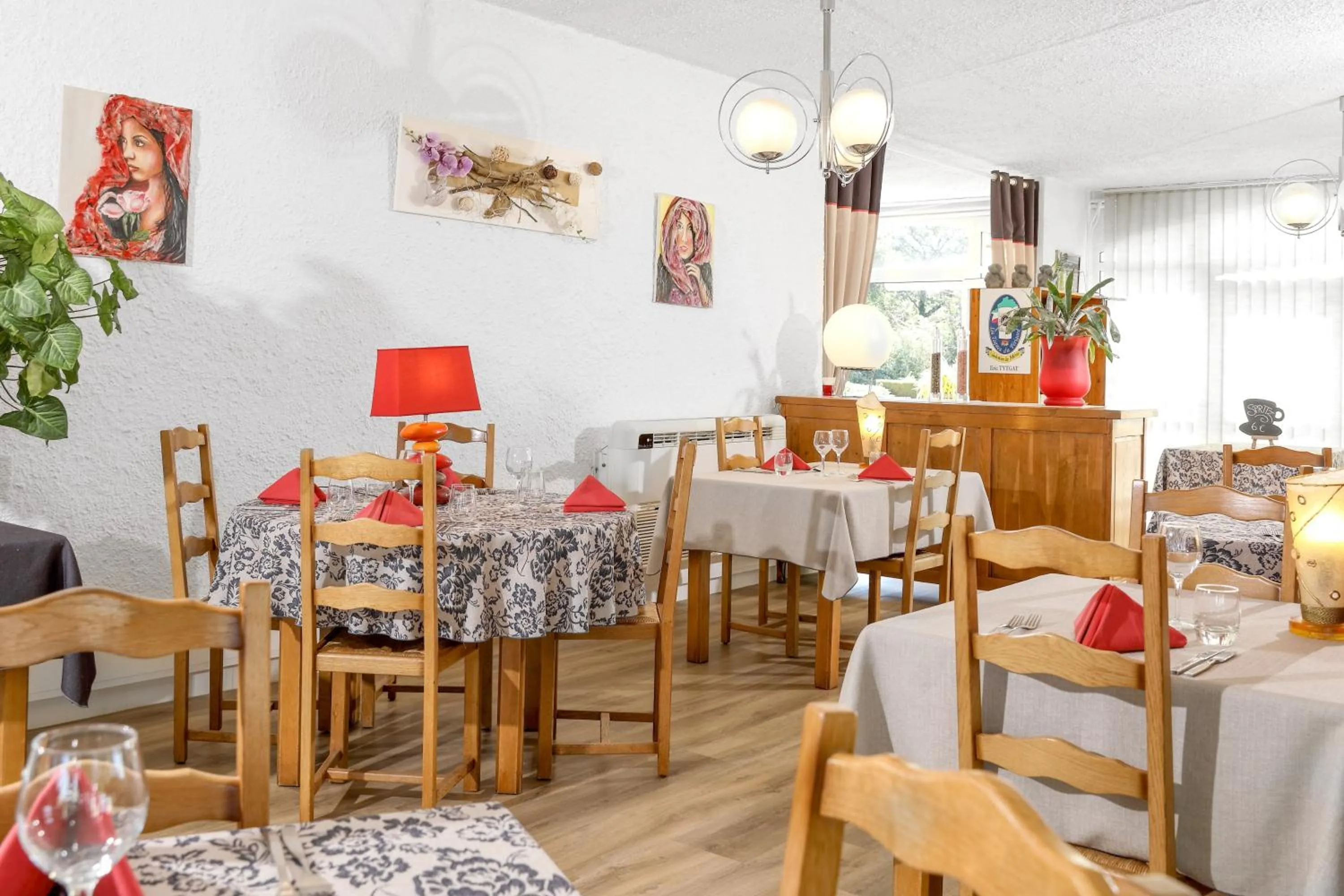 Restaurant/places to eat in Hotel Restaurant Logis Le Tropicana