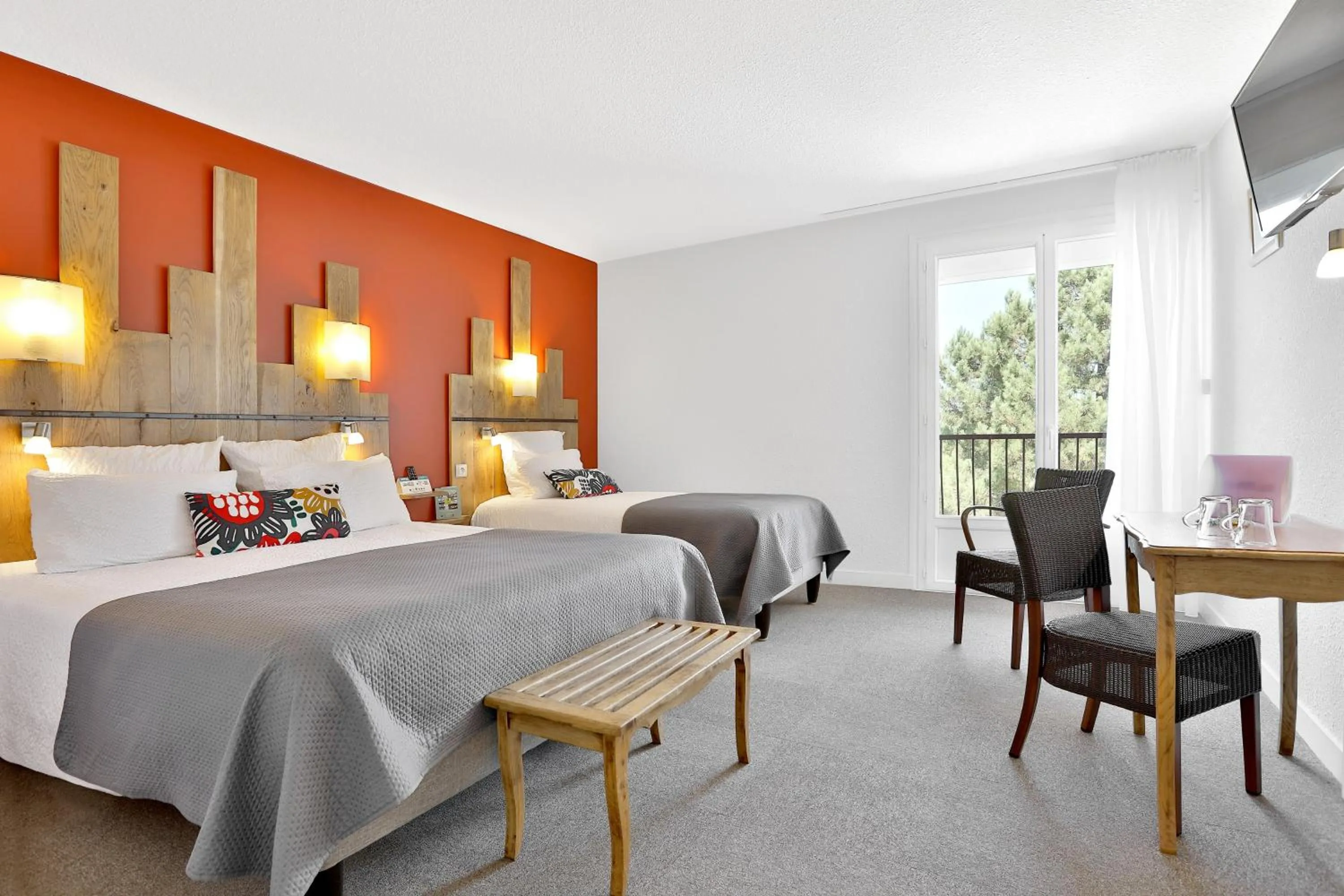 Photo of the whole room, Bed in Hotel Restaurant Logis Le Tropicana