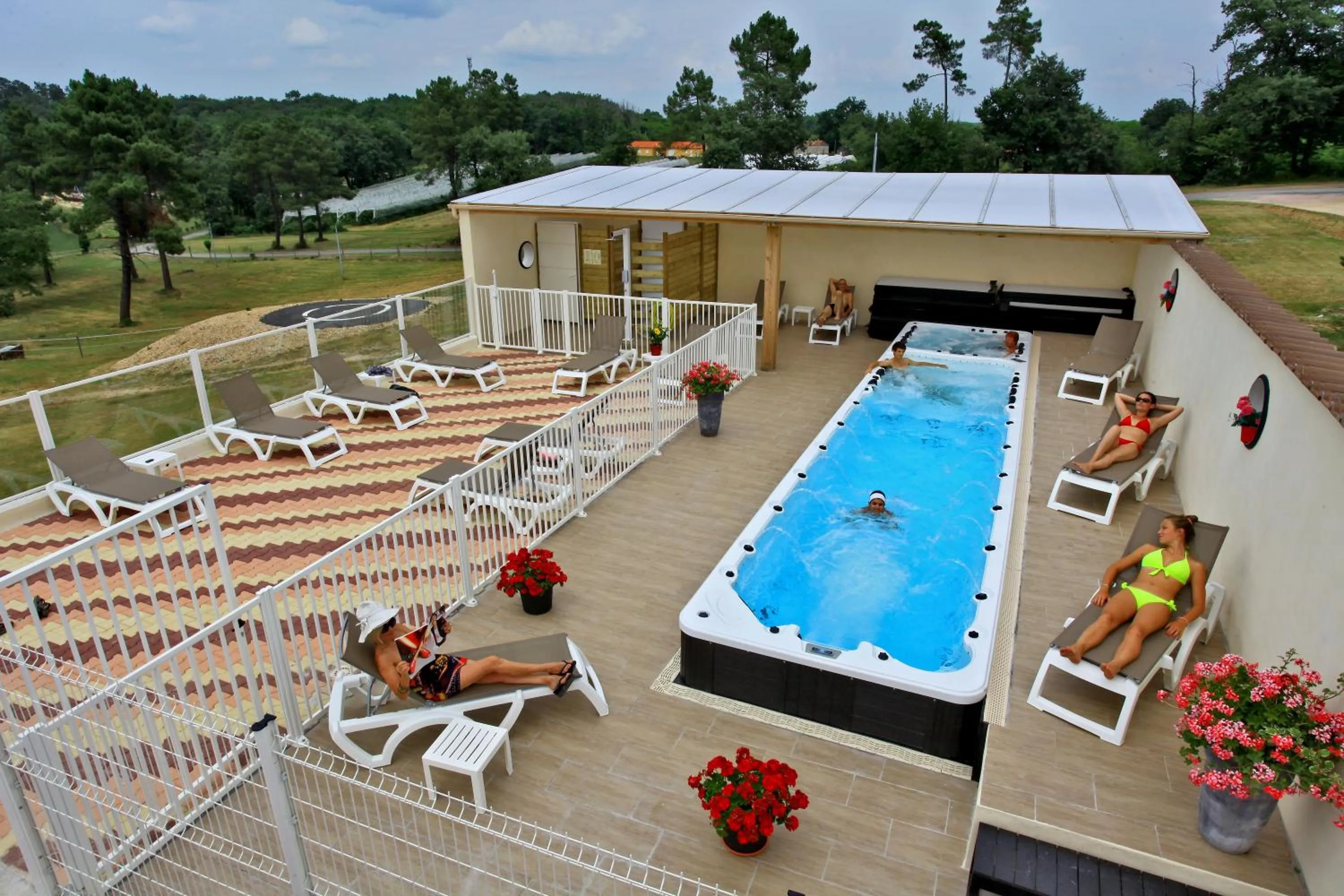 Hot Tub in Hotel Restaurant Logis Le Tropicana