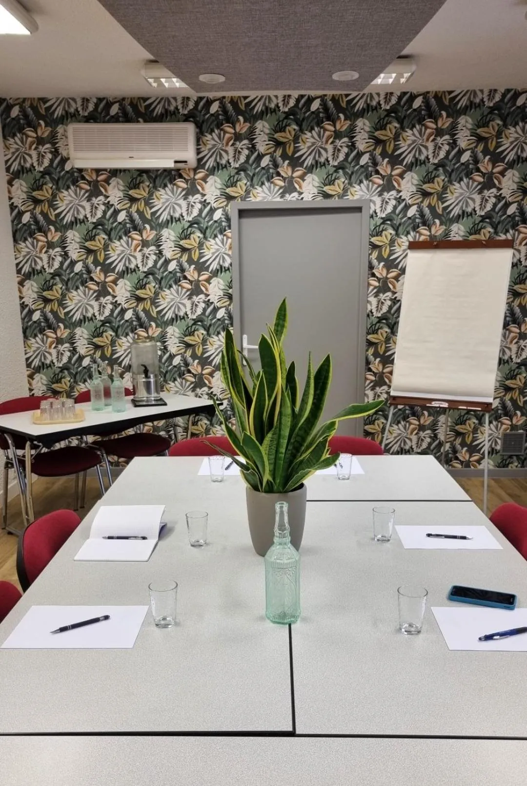 Meeting/conference room in Hotel Restaurant Logis Le Tropicana