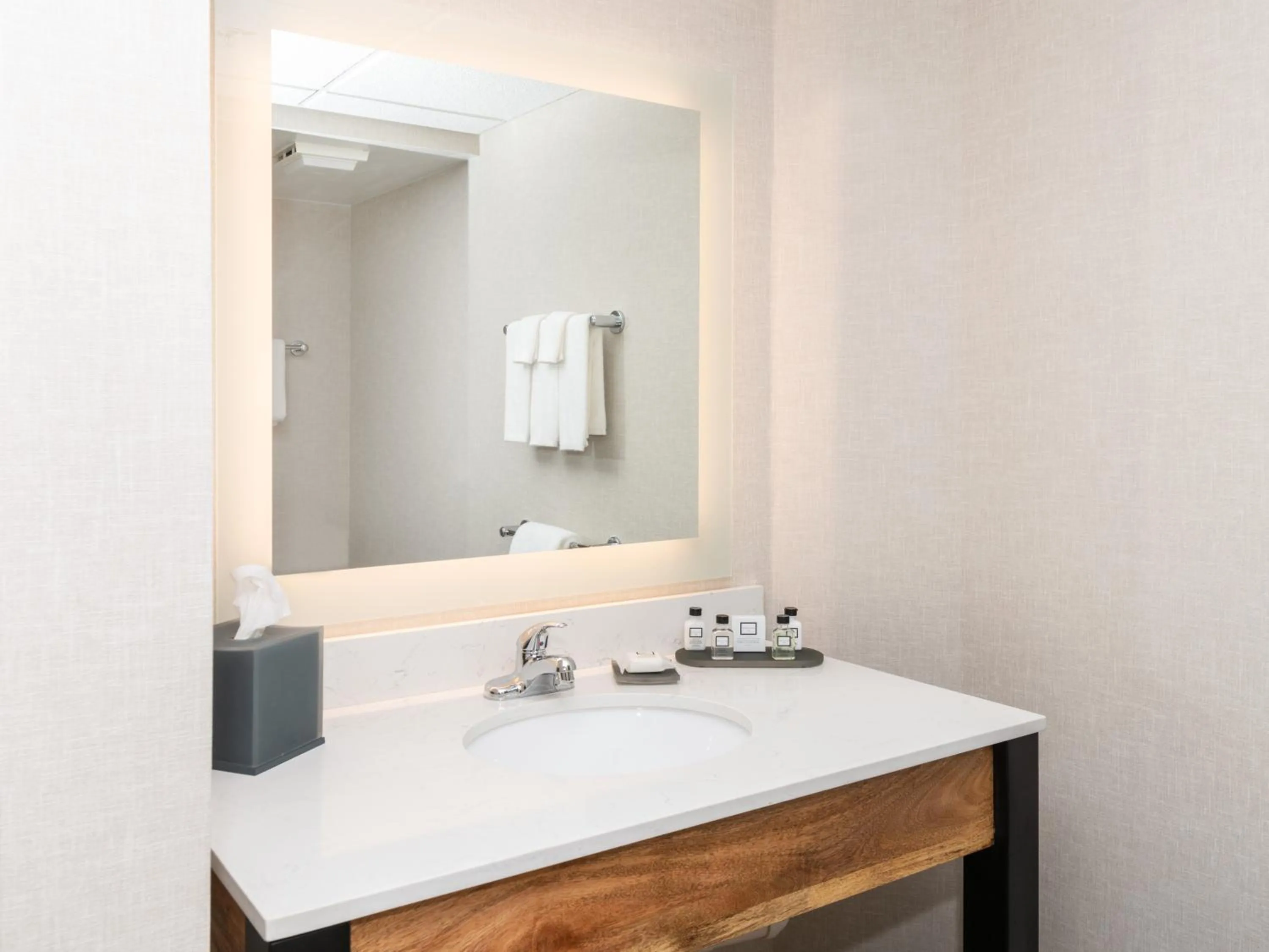 Bathroom in Cherry Valley Hotel