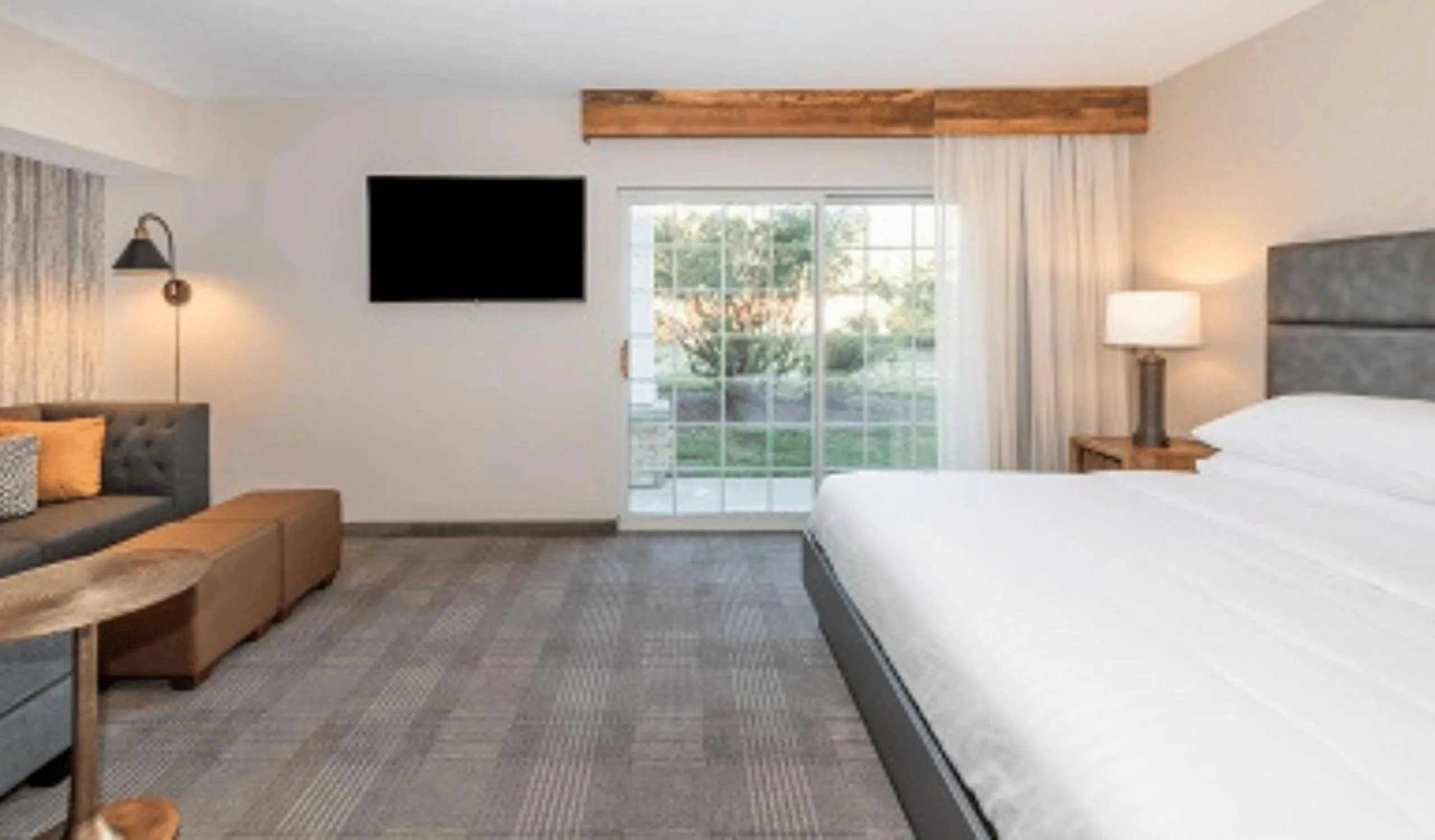 Patio, Bed in Cherry Valley Hotel