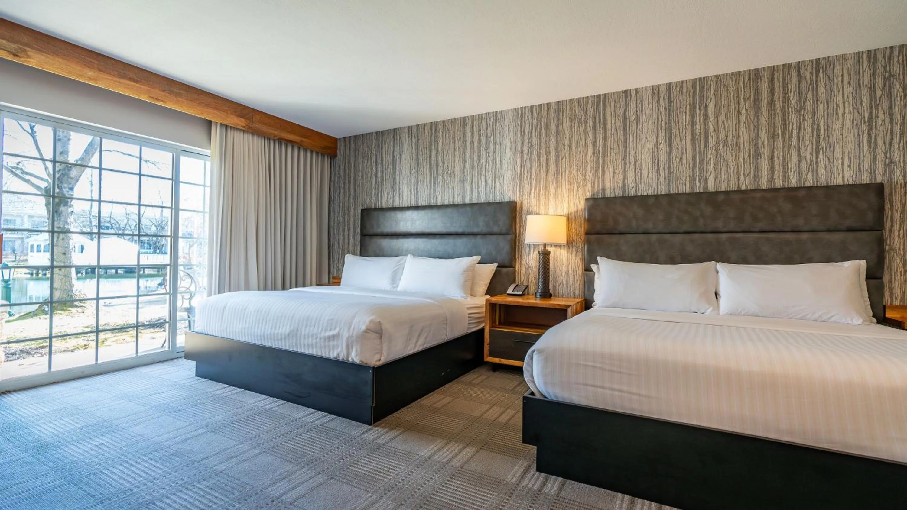 Garden view, Bed in Cherry Valley Hotel