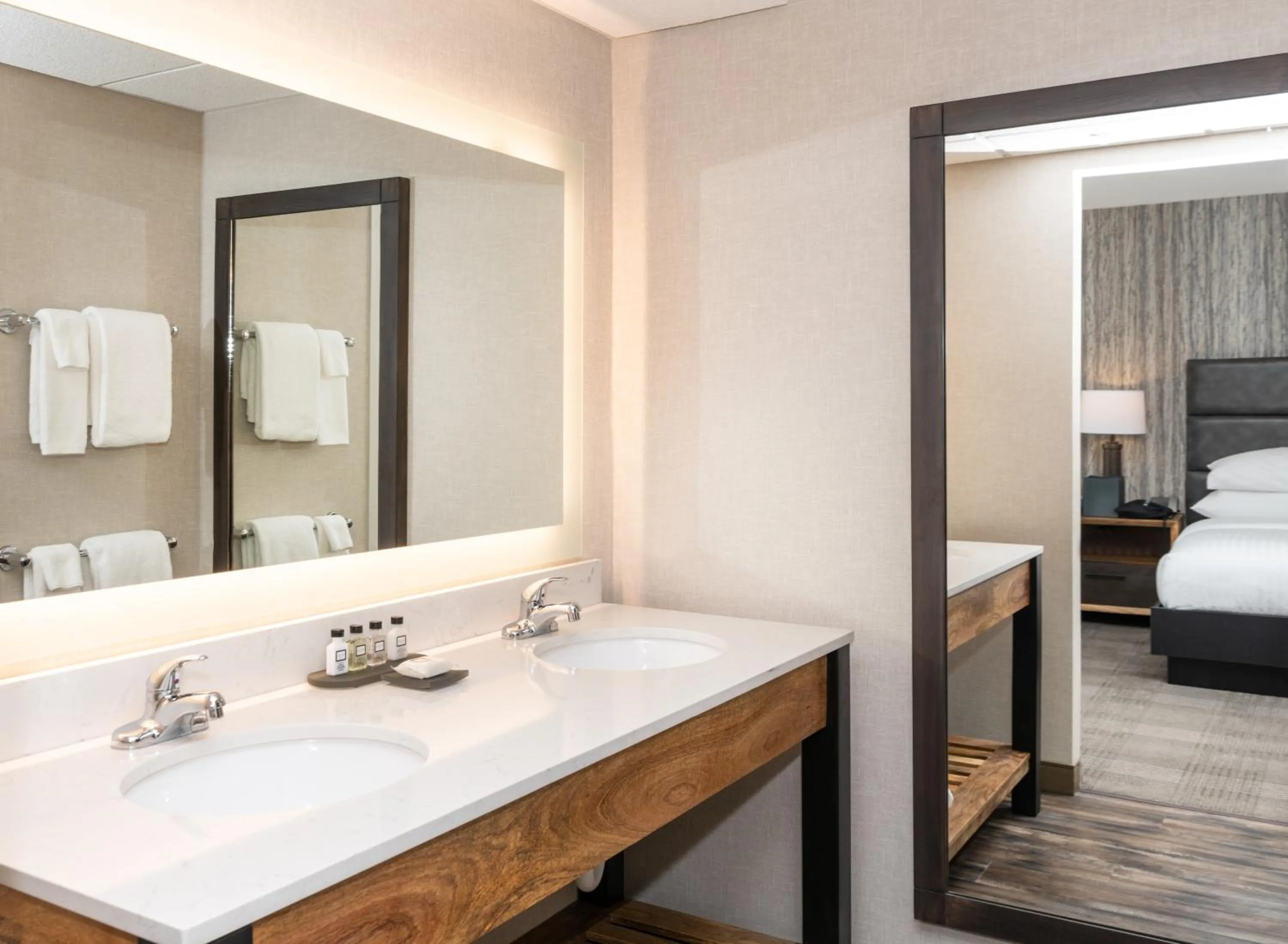 Bathroom, Bed in Cherry Valley Hotel