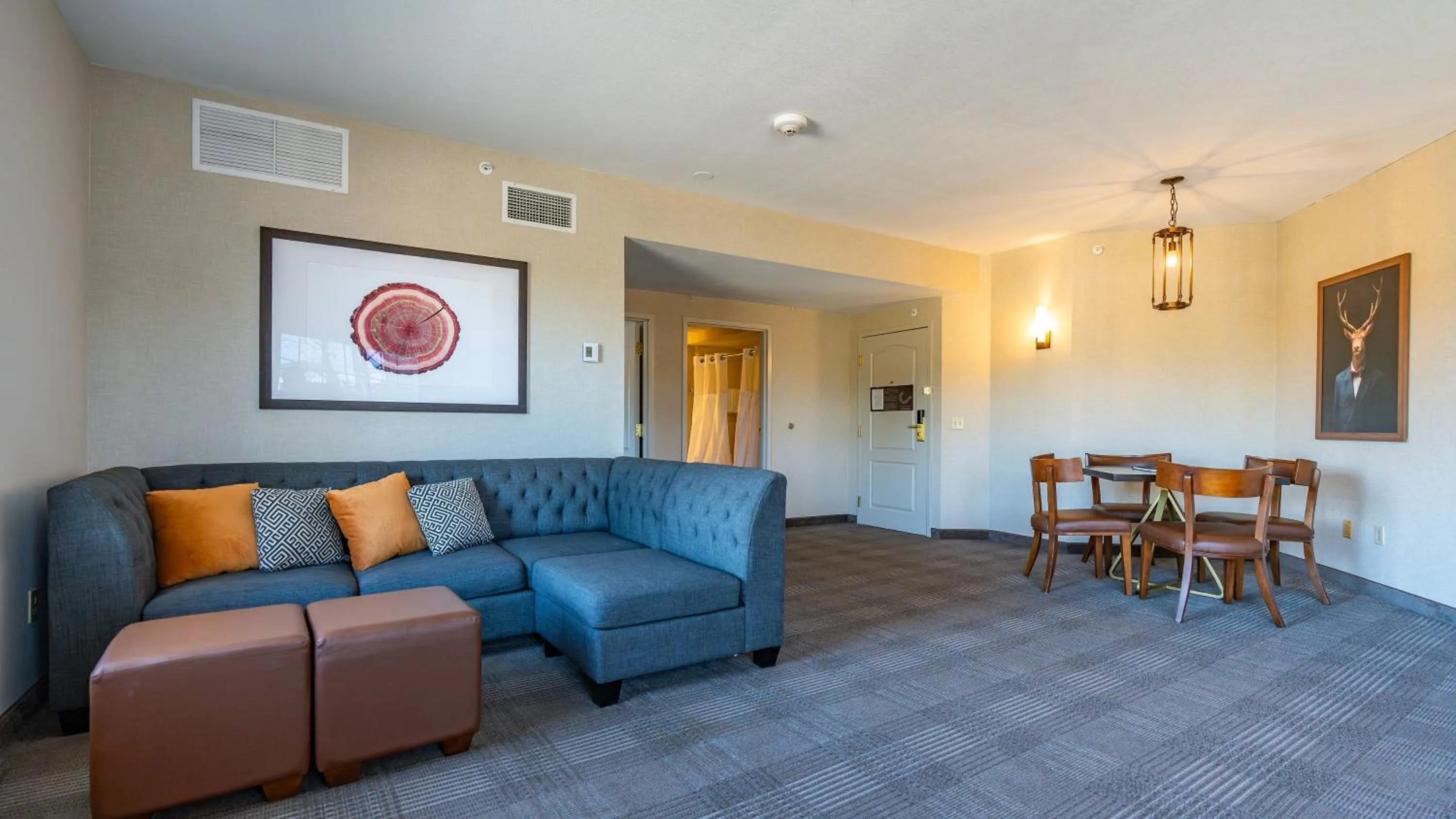 Living room in Cherry Valley Hotel