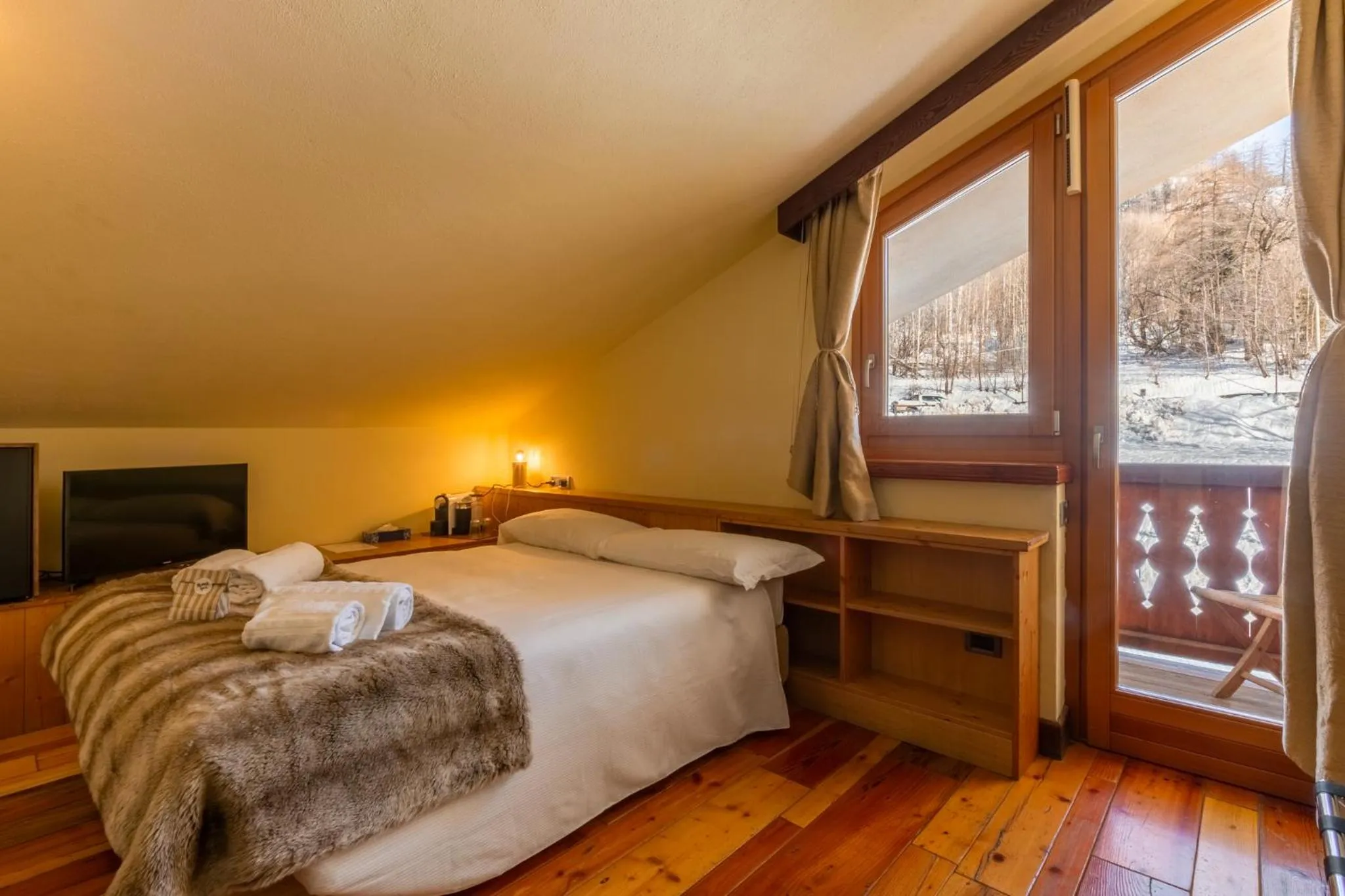 Bed in Shatush Hotel