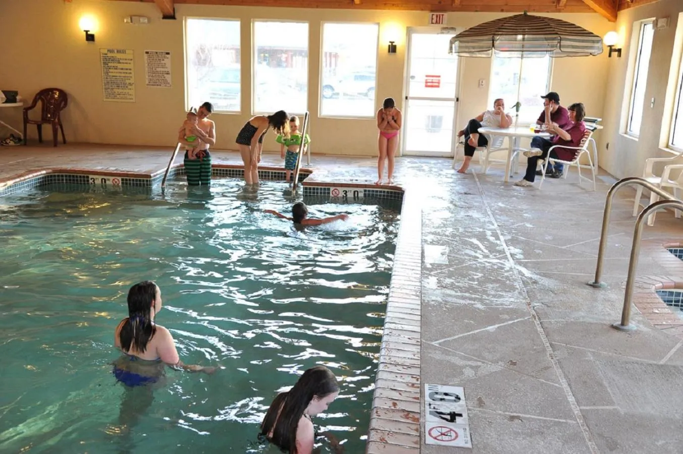 Swimming pool in River Valley Inn & Suites
