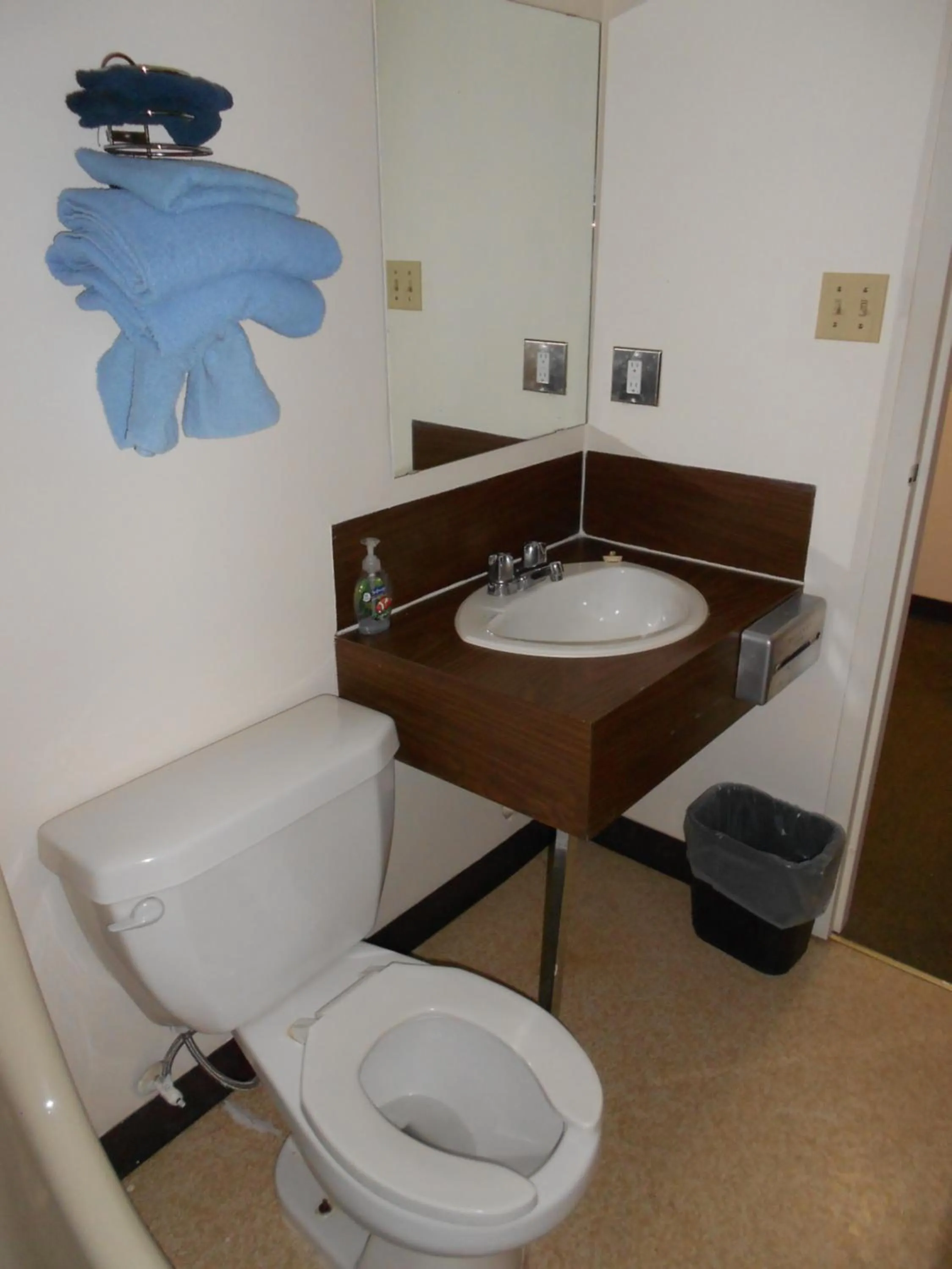 Bathroom in A1 Motel And Campground