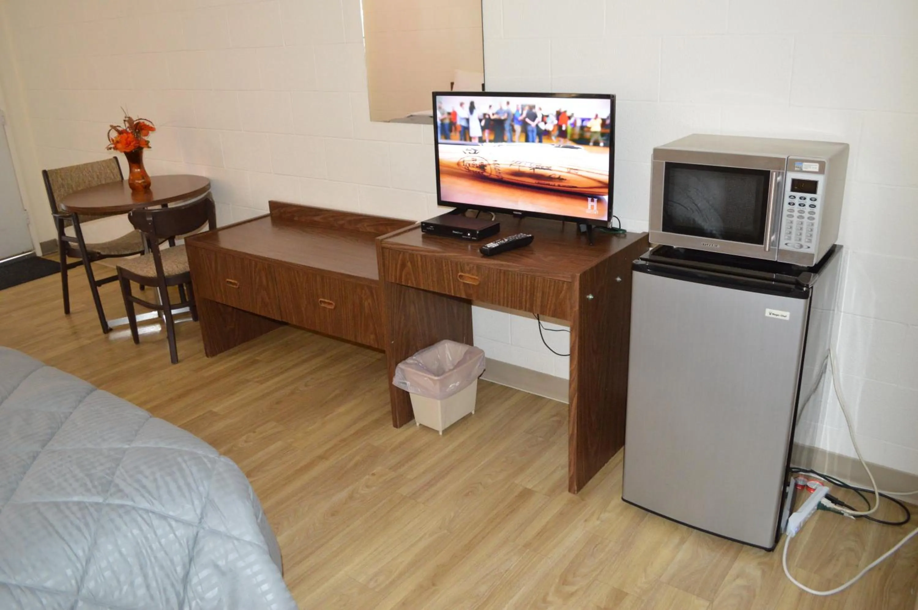 TV and multimedia in A1 Motel And Campground