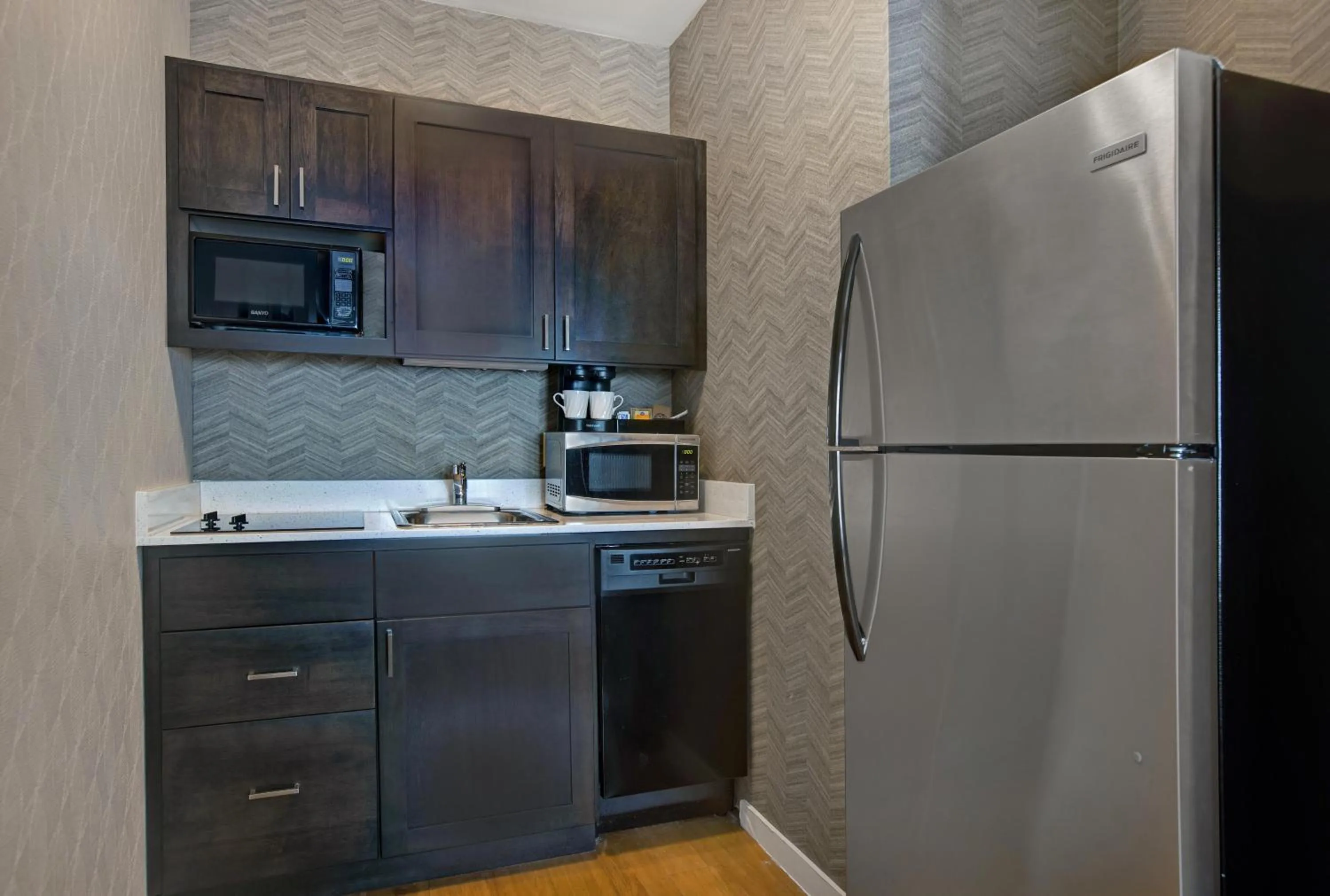 Kitchen or kitchenette in Homewood Suites by Hilton Chicago-Lincolnshire