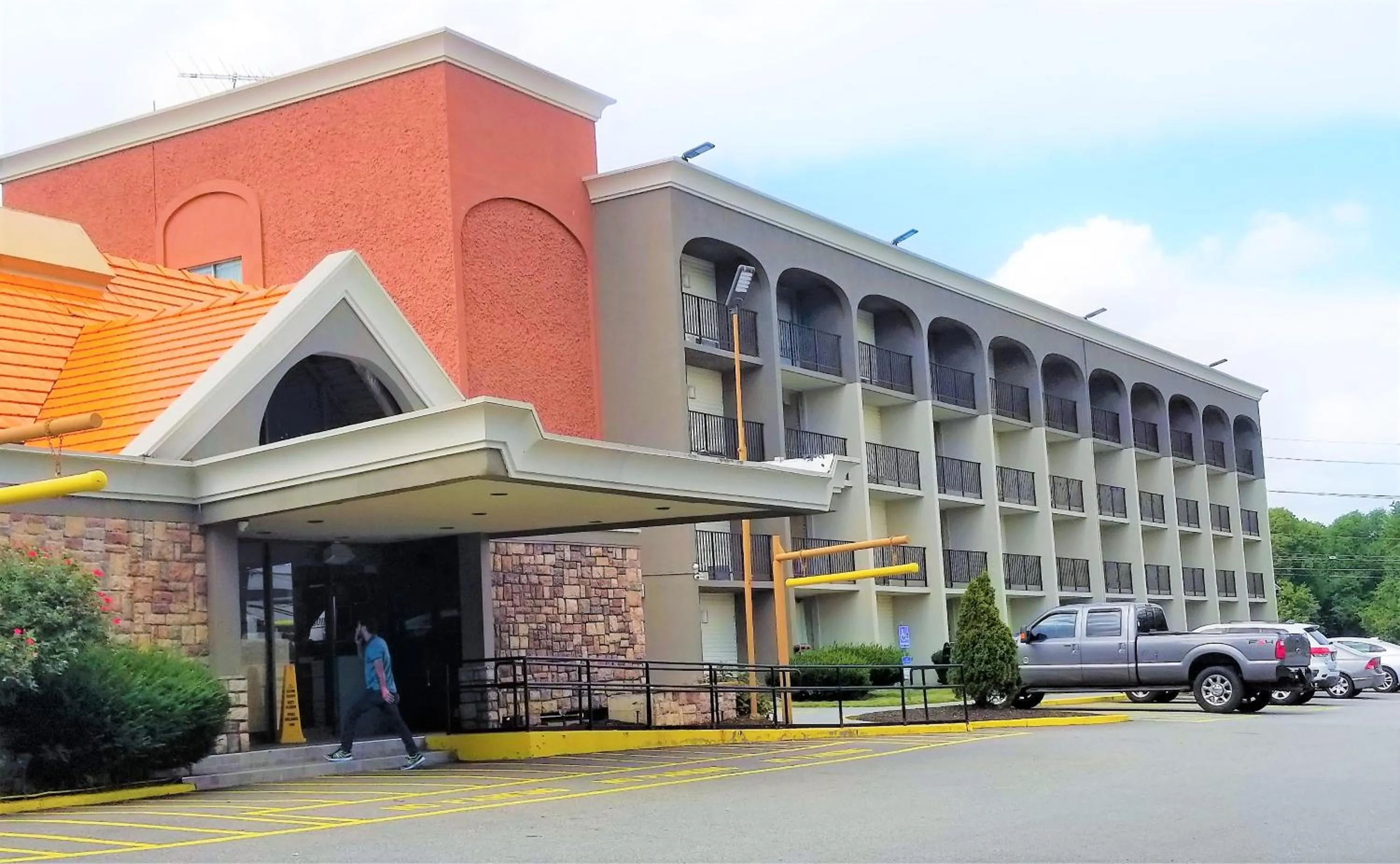 Property building in Howard Johnson by Wyndham Clifton NJ