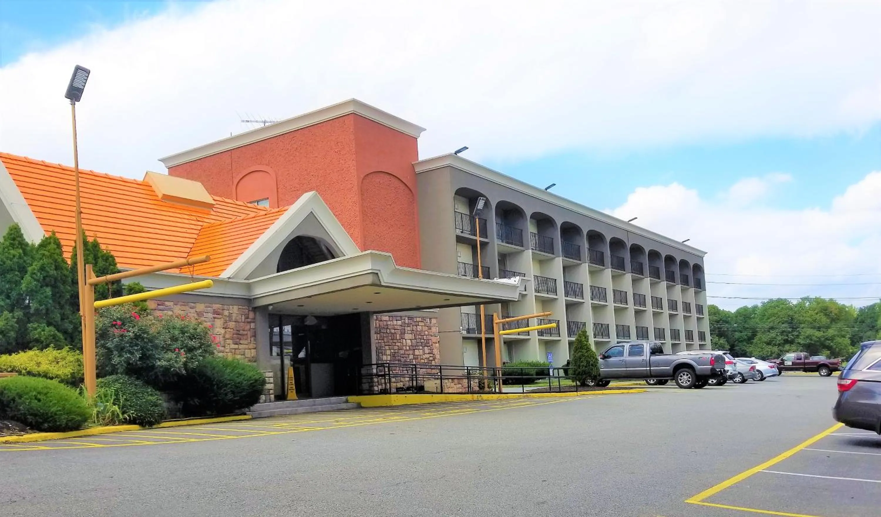 Property building in Howard Johnson by Wyndham Clifton NJ