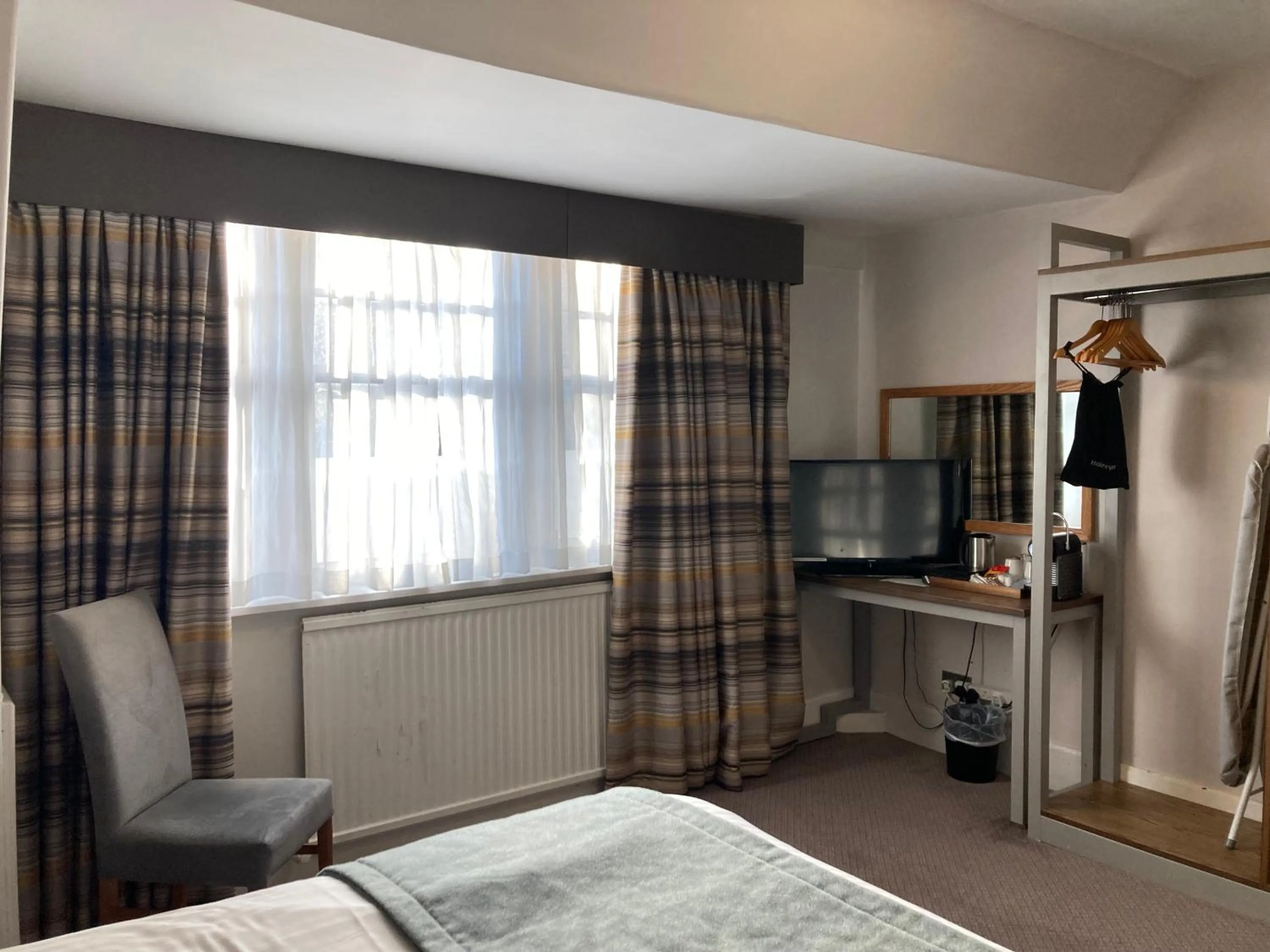 Photo of the whole room, Bed in Tullie Inn