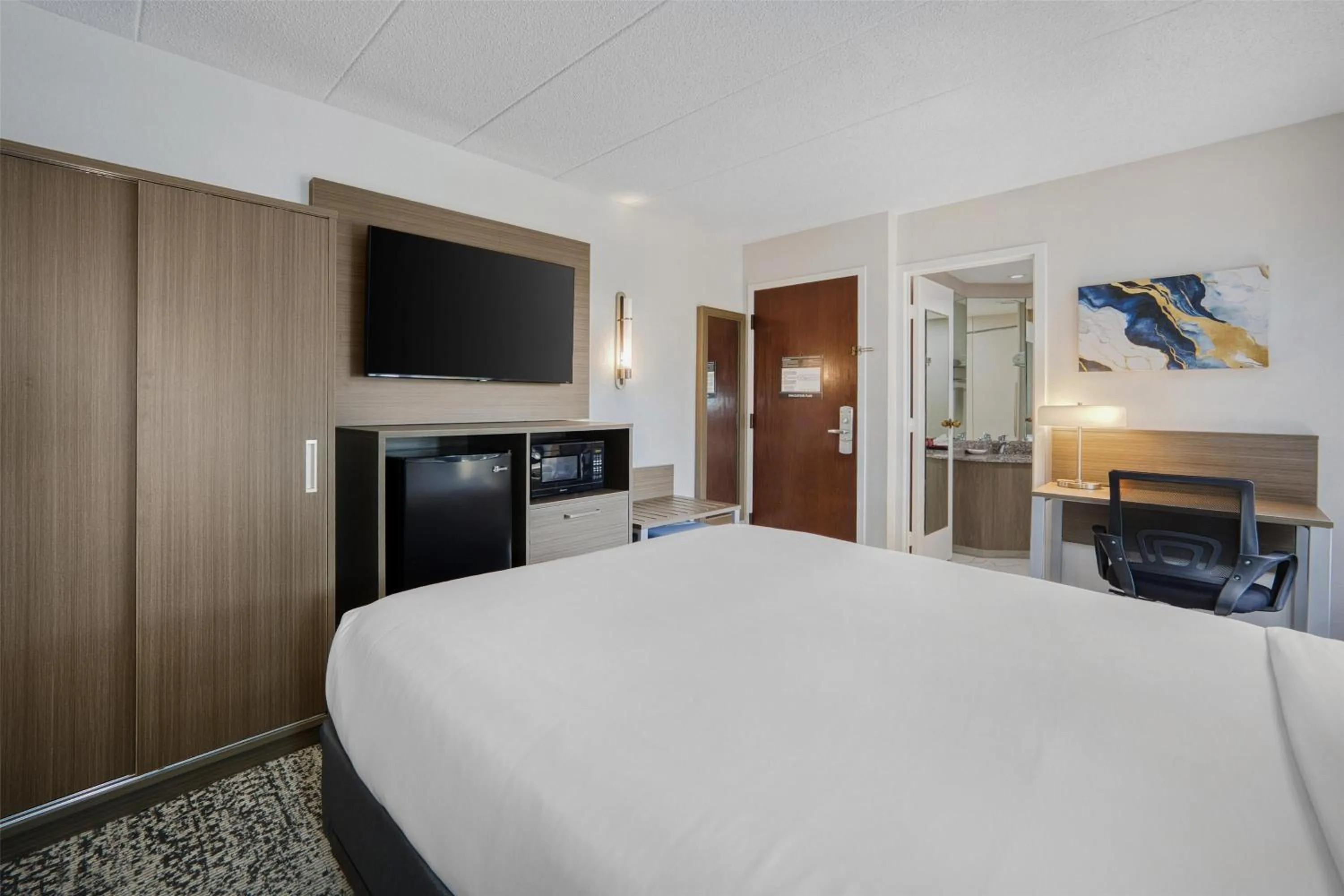 Bedroom, Bed in SureStay Plus Hotel by Best Western Chicago Lombard