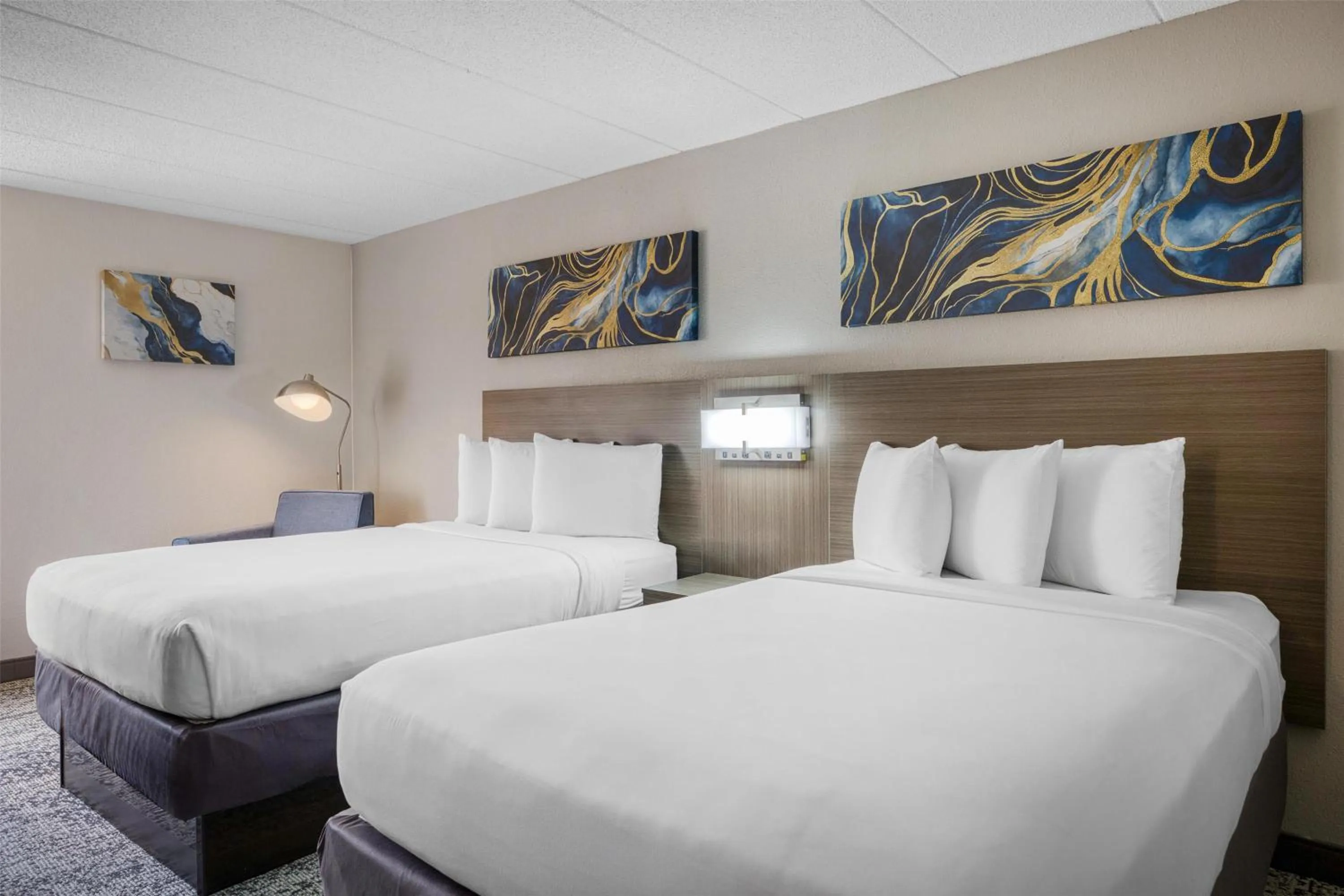 Bedroom, Bed in SureStay Plus Hotel by Best Western Chicago Lombard