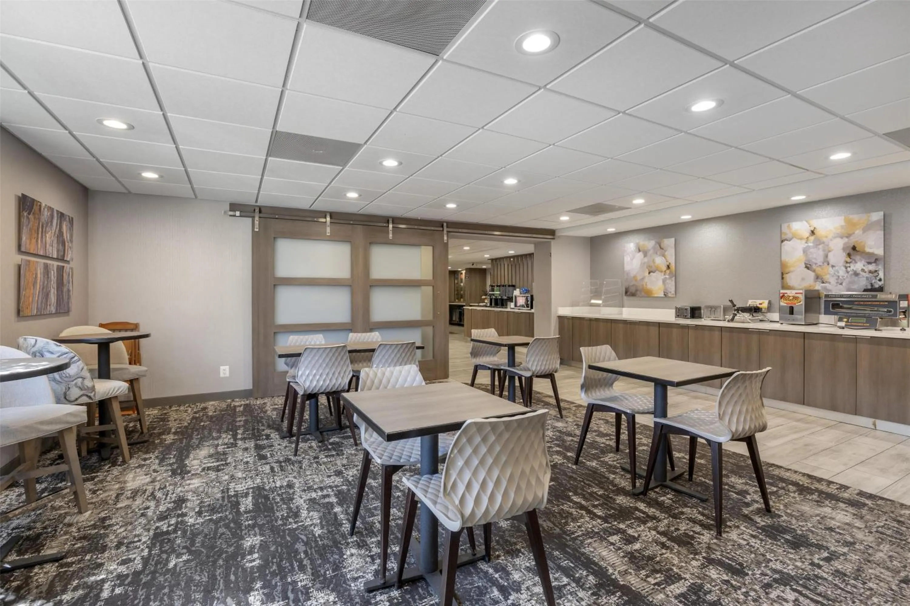 Restaurant/places to eat in SureStay Plus Hotel by Best Western Chicago Lombard