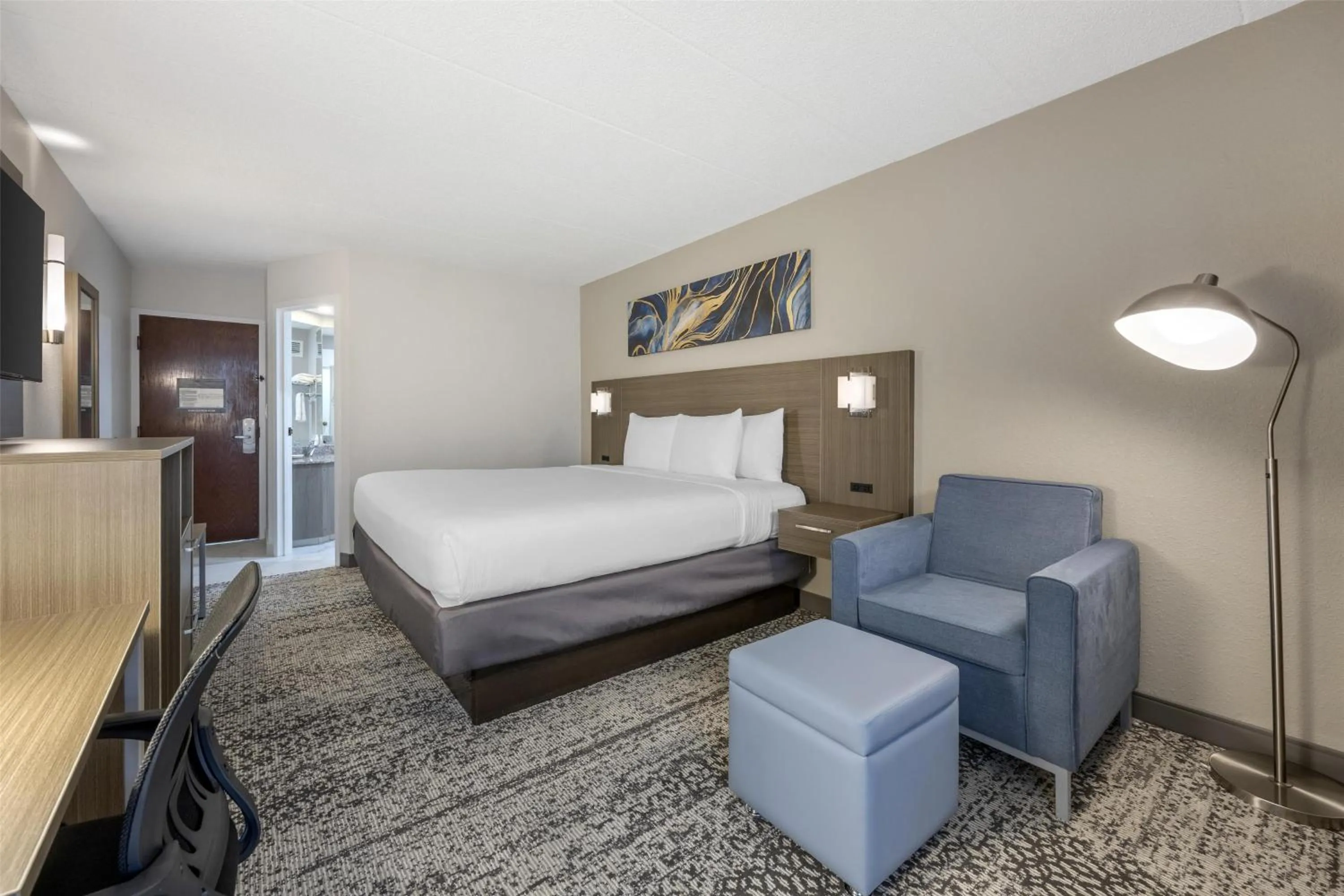 Bedroom, Bed in SureStay Plus Hotel by Best Western Chicago Lombard