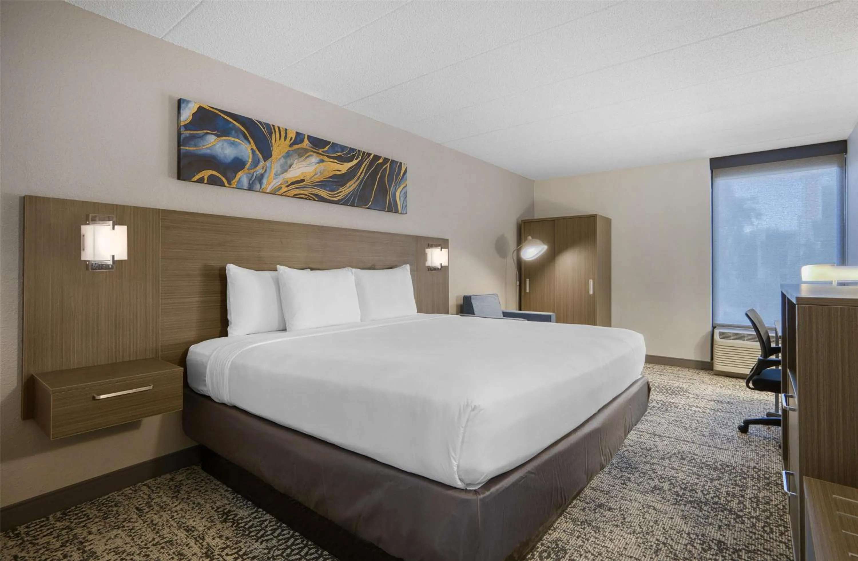 Bedroom, Bed in SureStay Plus Hotel by Best Western Chicago Lombard