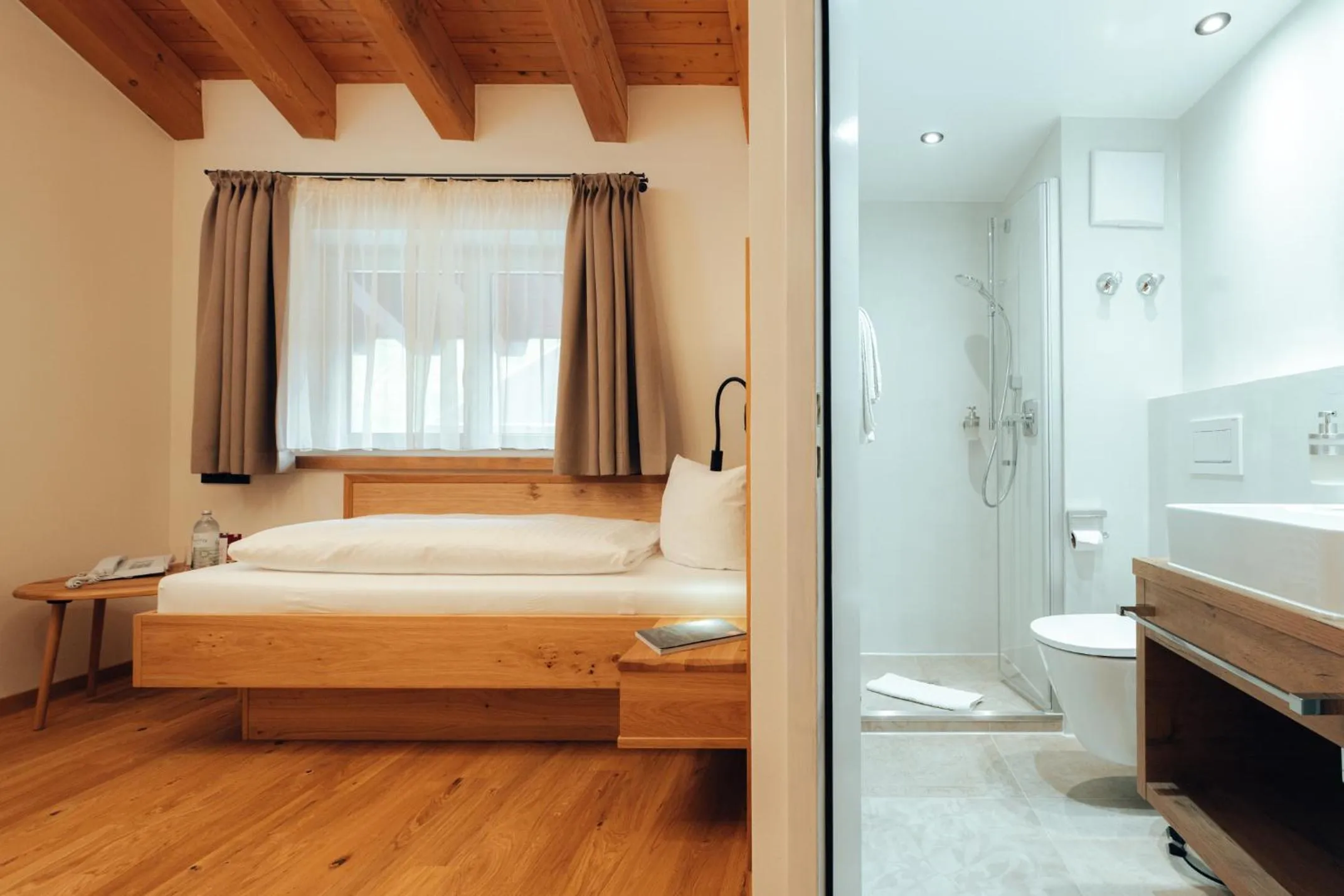 Toilet, Bed in Hotel Tradizio