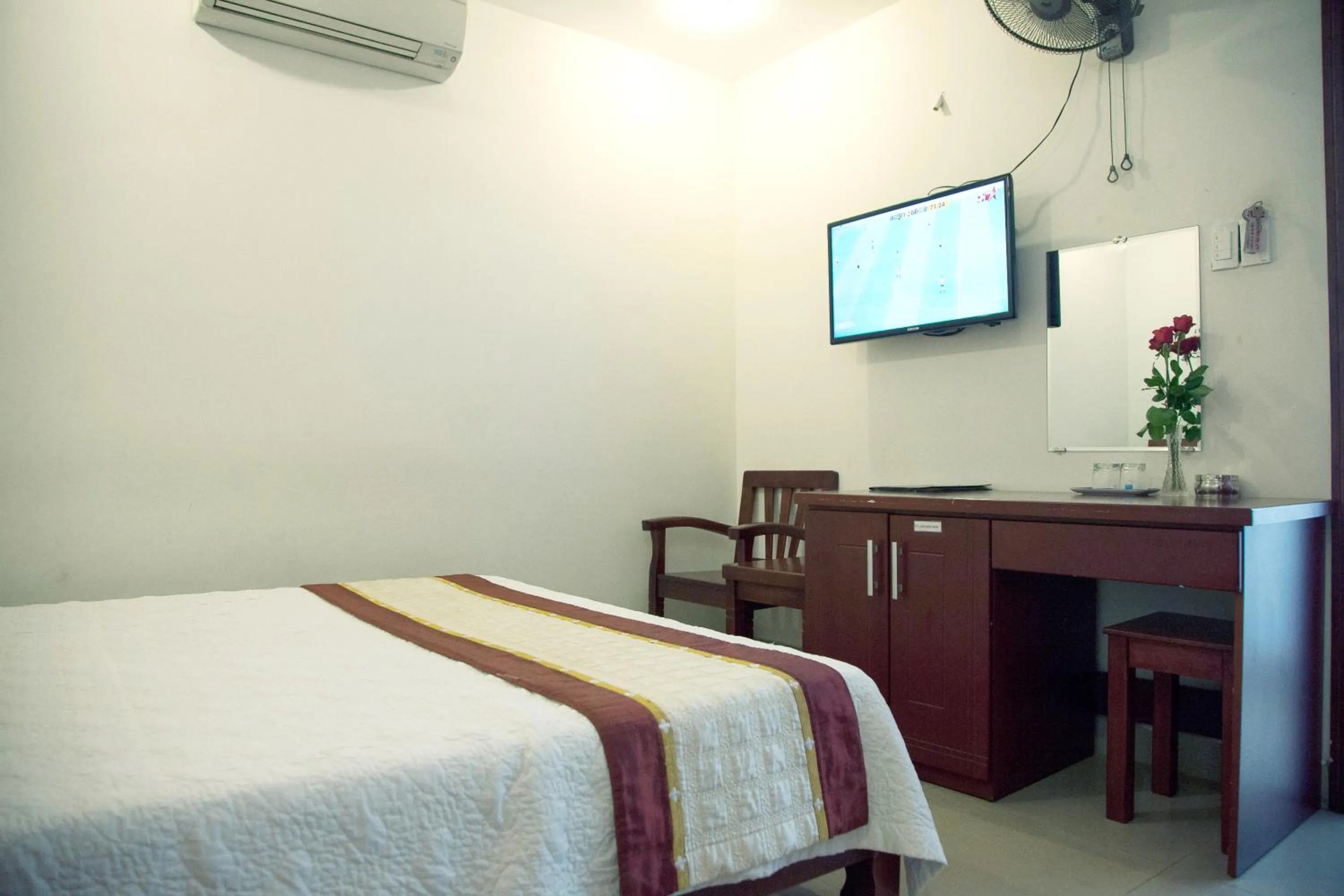 Bed in Hoang Thuy Sinh Hotel