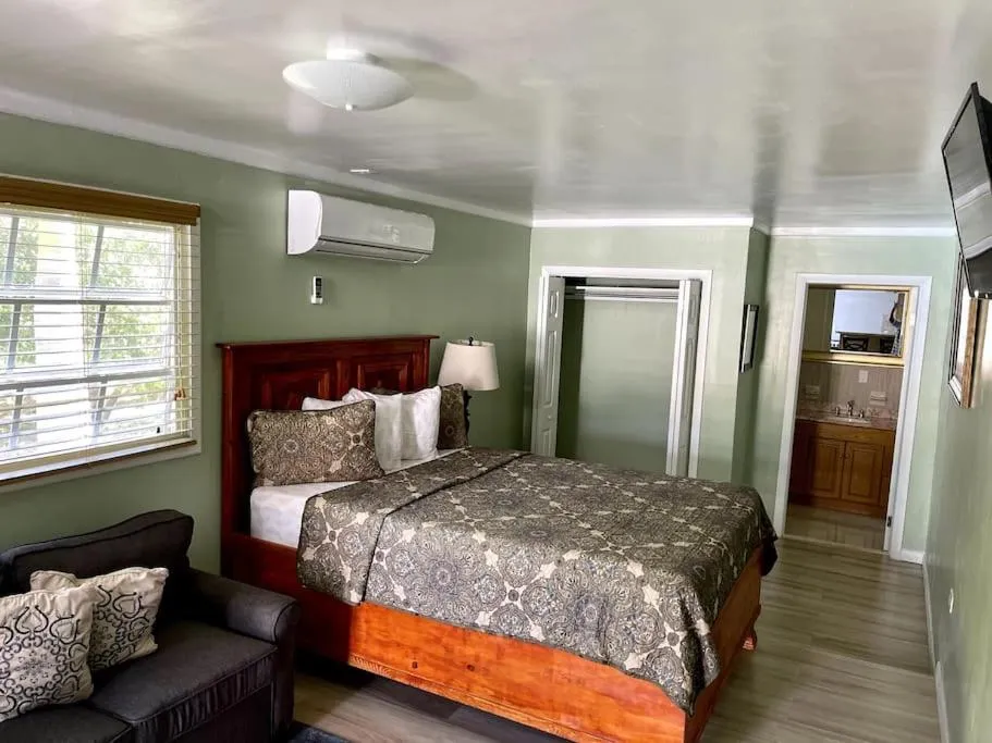 Photo of the whole room, Bed in Dawson’s Hideaway