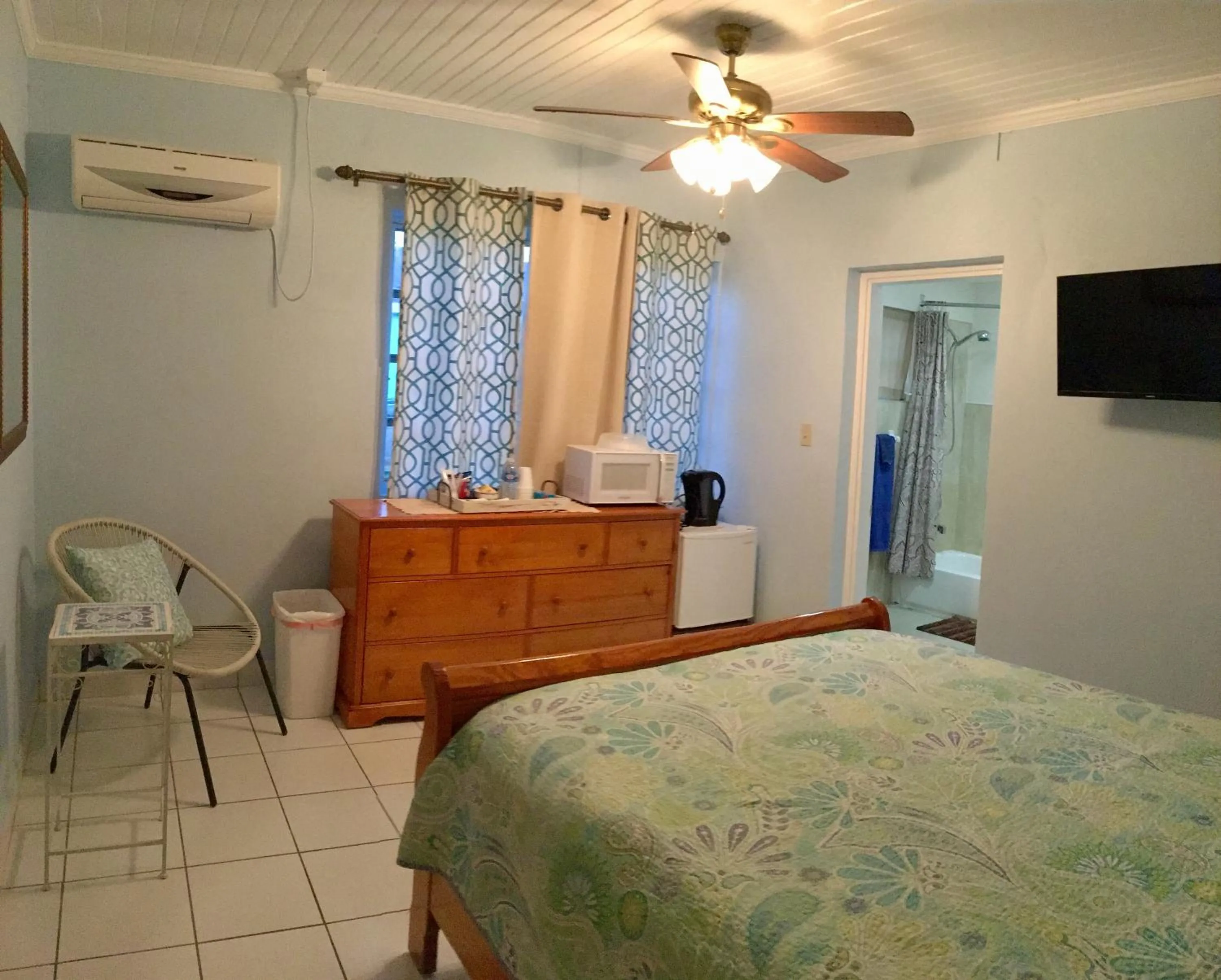 Photo of the whole room, Bed in Dawson’s Hideaway