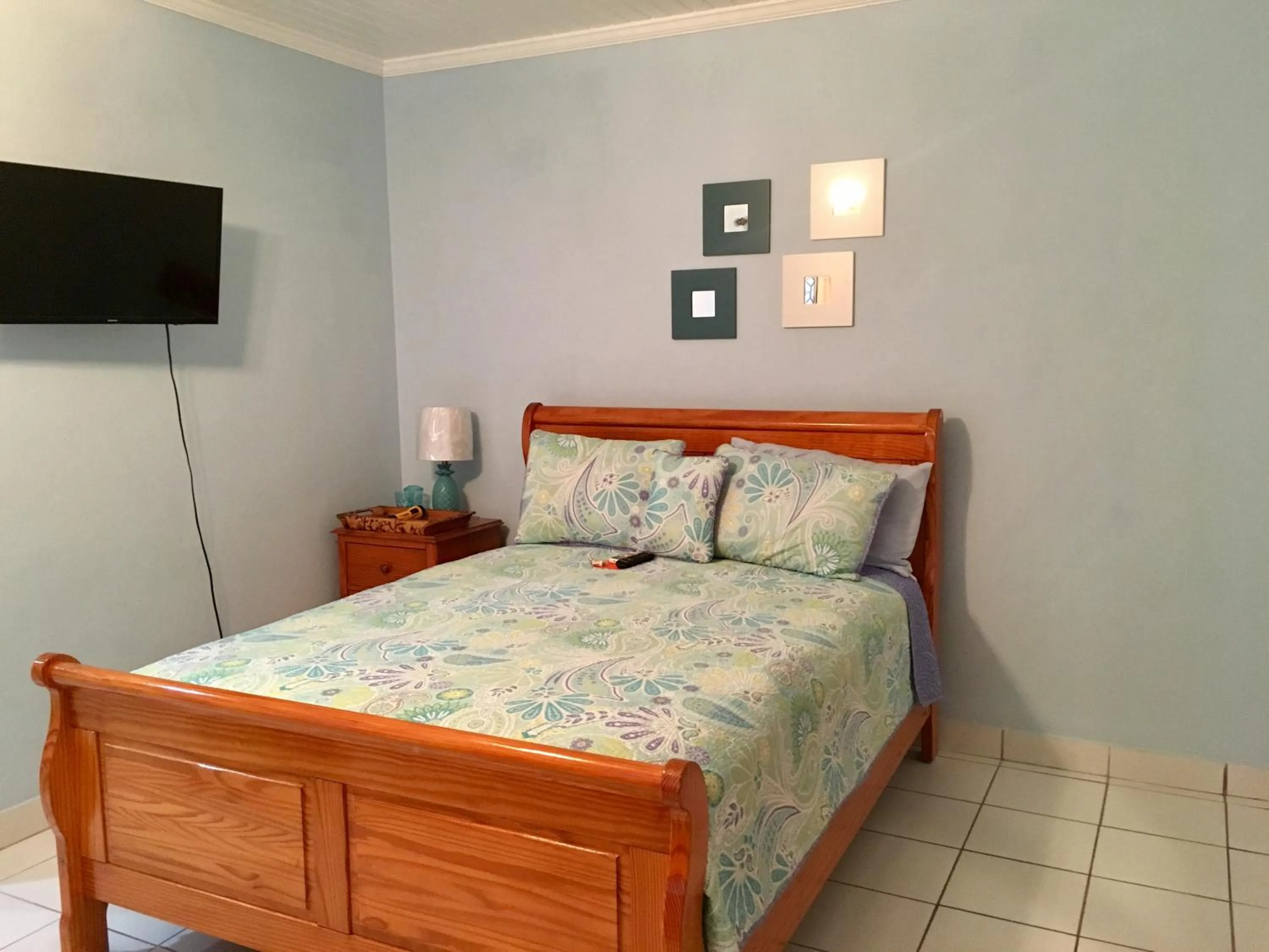 Photo of the whole room, Bed in Dawson’s Hideaway