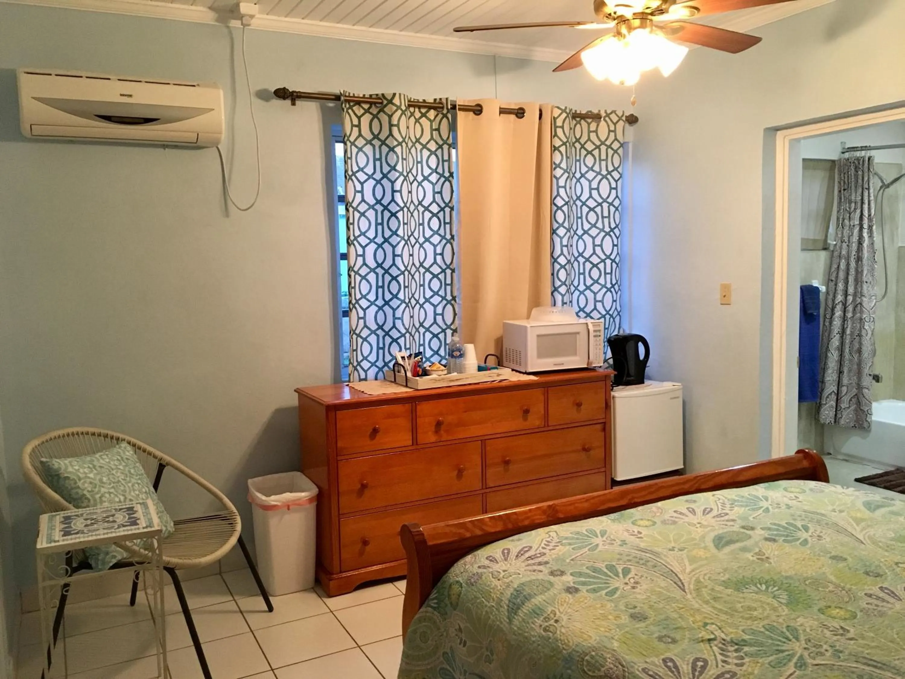 Seating area, Bed in Dawson’s Hideaway