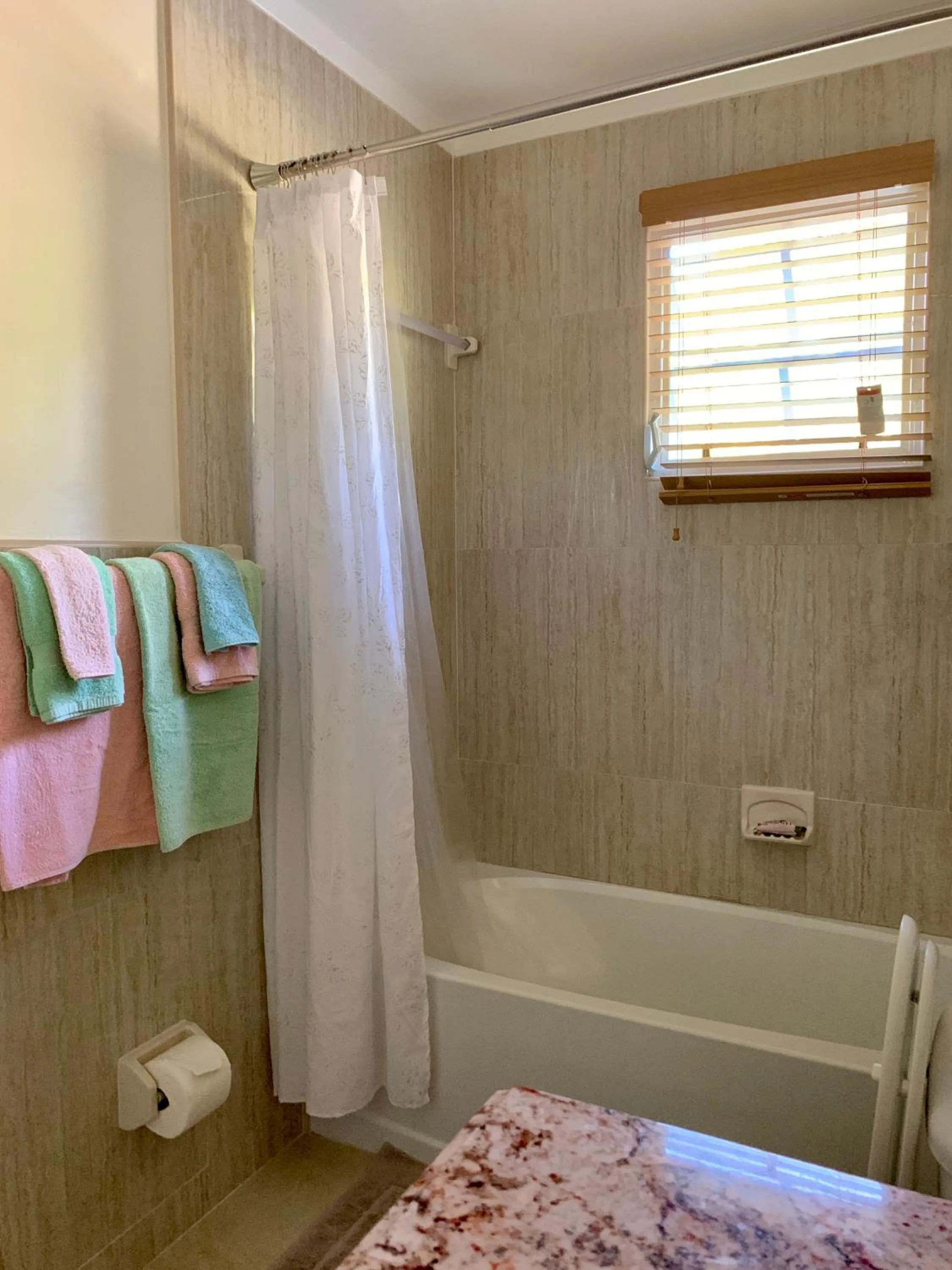 Bathroom, Bed in Dawson’s Hideaway