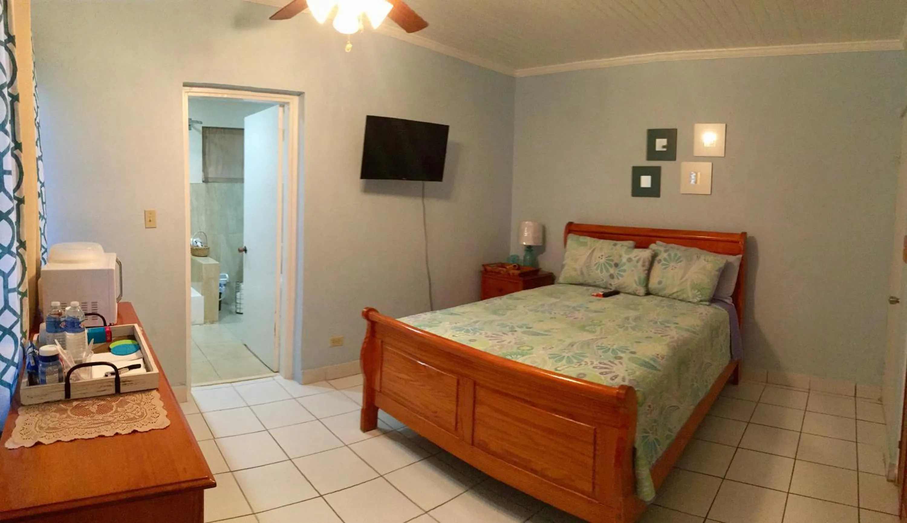 Photo of the whole room, Bed in Dawson’s Hideaway