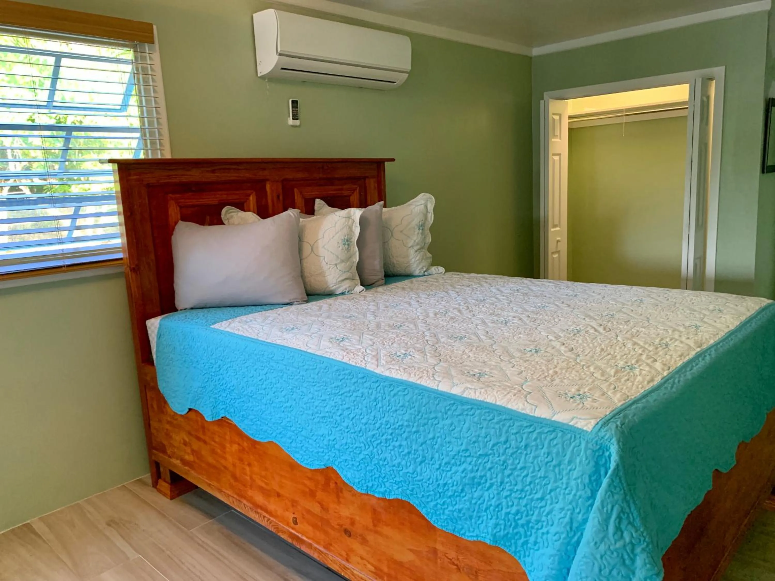 Bedroom, Bed in Dawson’s Hideaway