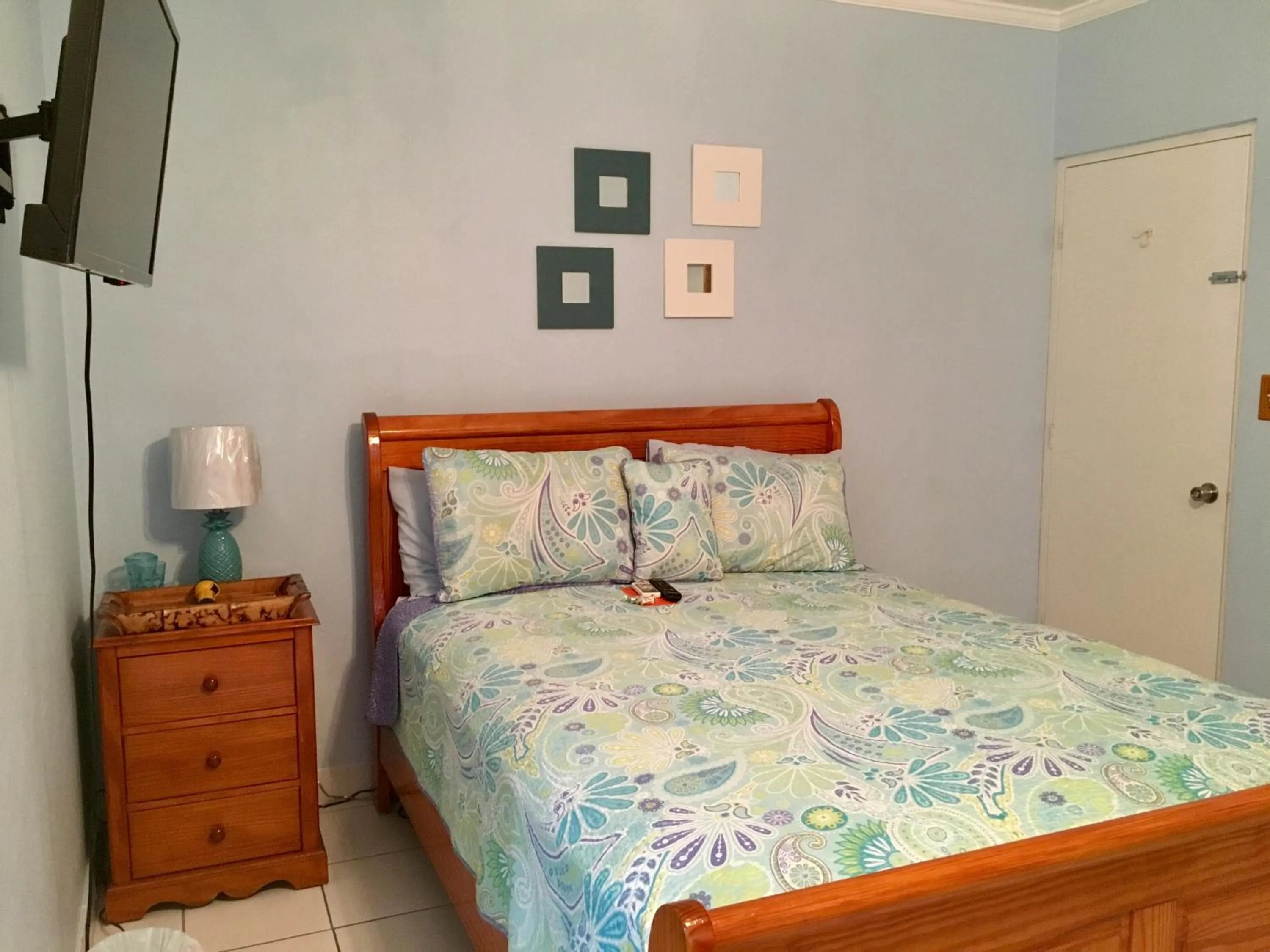 Photo of the whole room, Bed in Dawson’s Hideaway