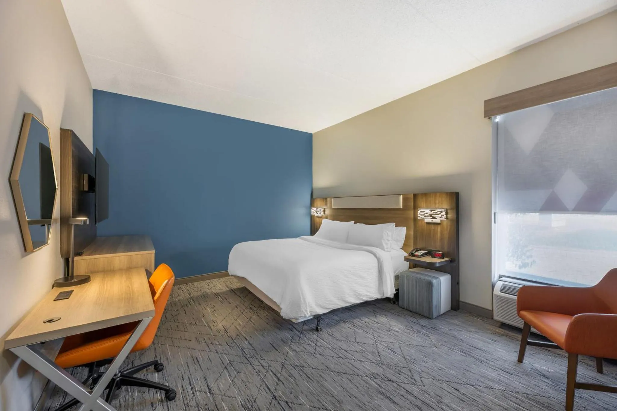 Photo of the whole room, Bed in Holiday Inn Express Crestwood by IHG