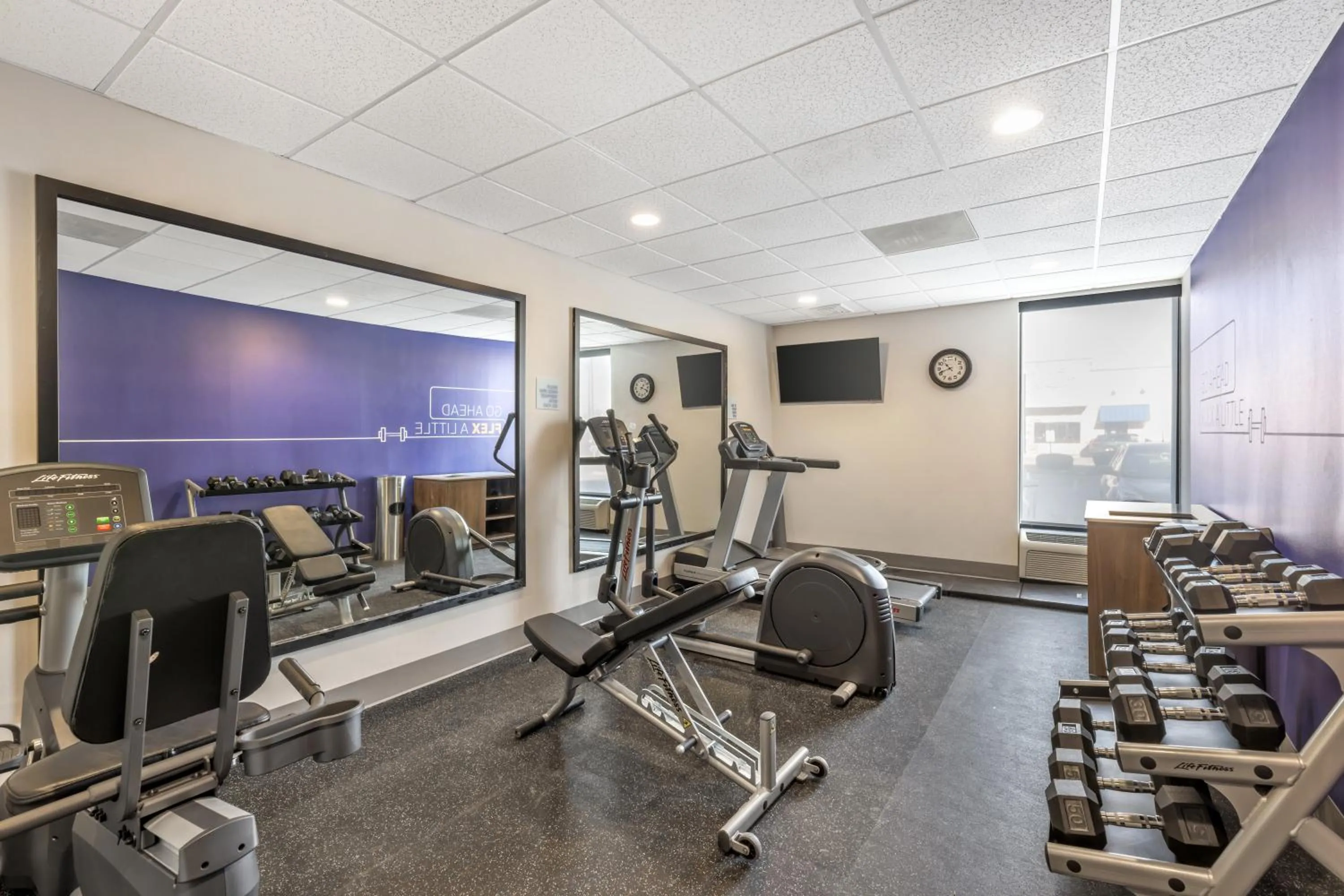Fitness centre/facilities in Holiday Inn Express Crestwood by IHG