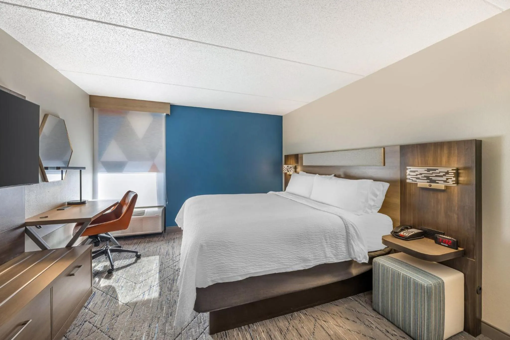 Photo of the whole room, Bed in Holiday Inn Express Crestwood by IHG