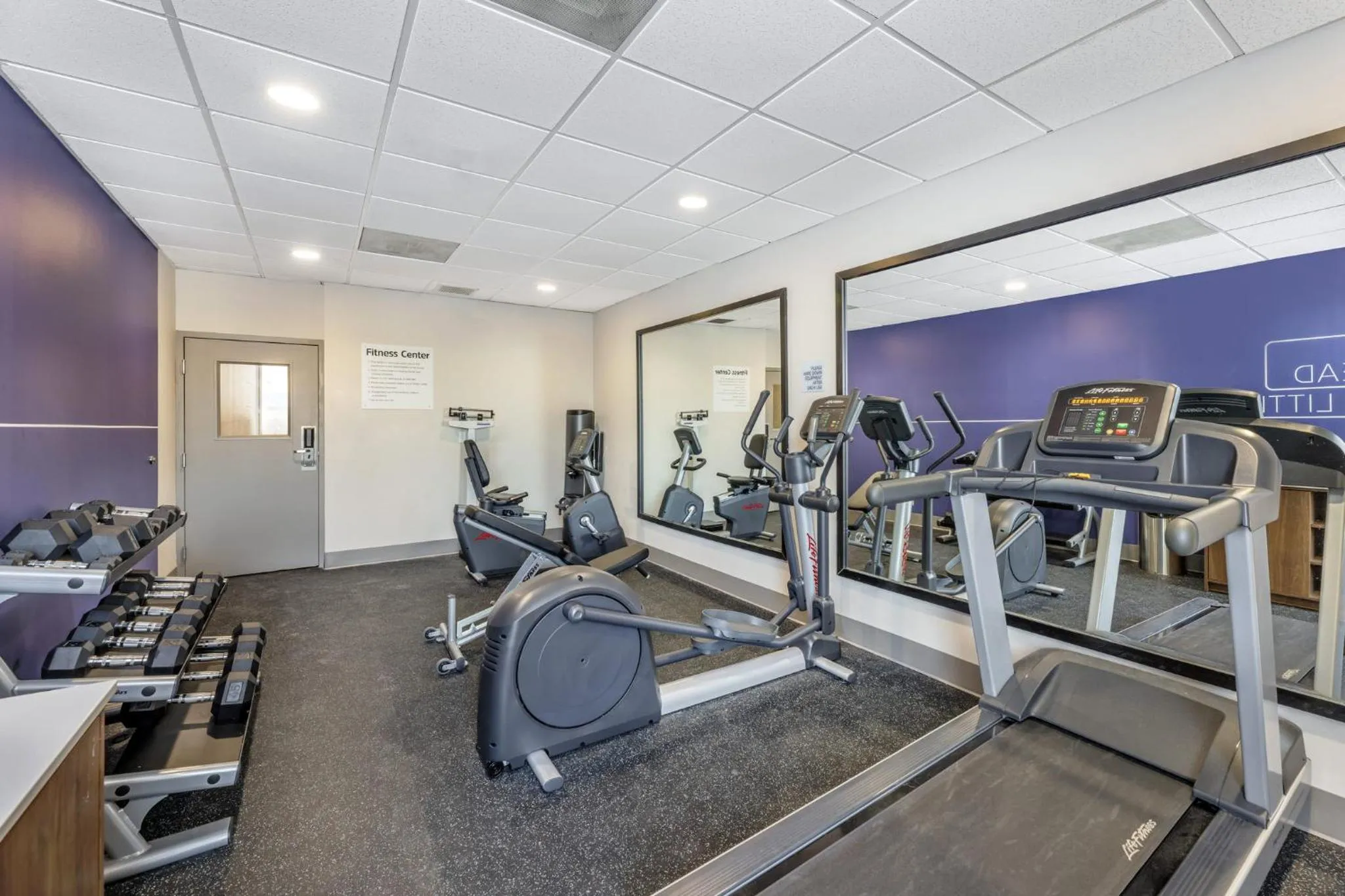 Fitness centre/facilities in Holiday Inn Express Crestwood by IHG