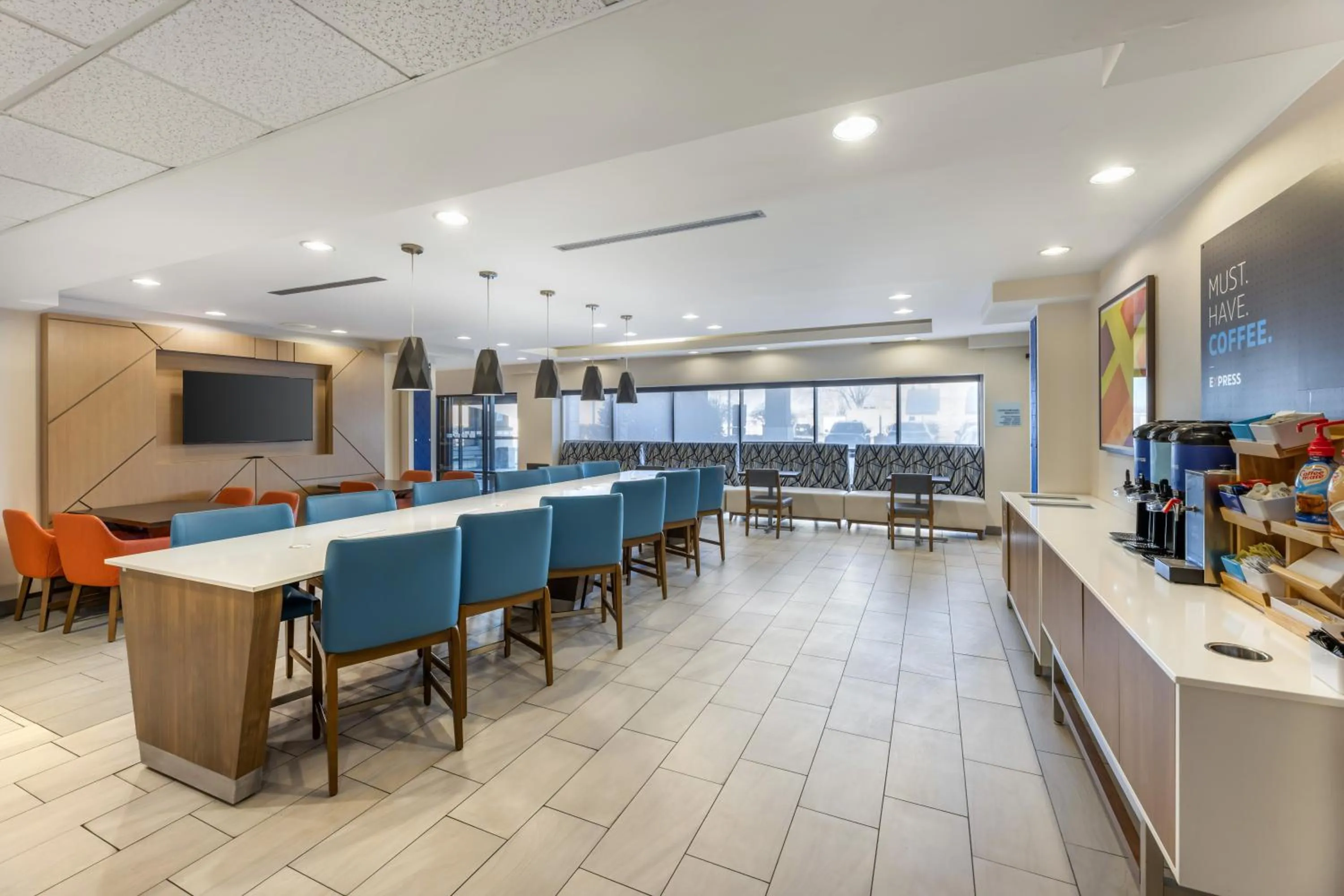 Lobby or reception in Holiday Inn Express Crestwood by IHG