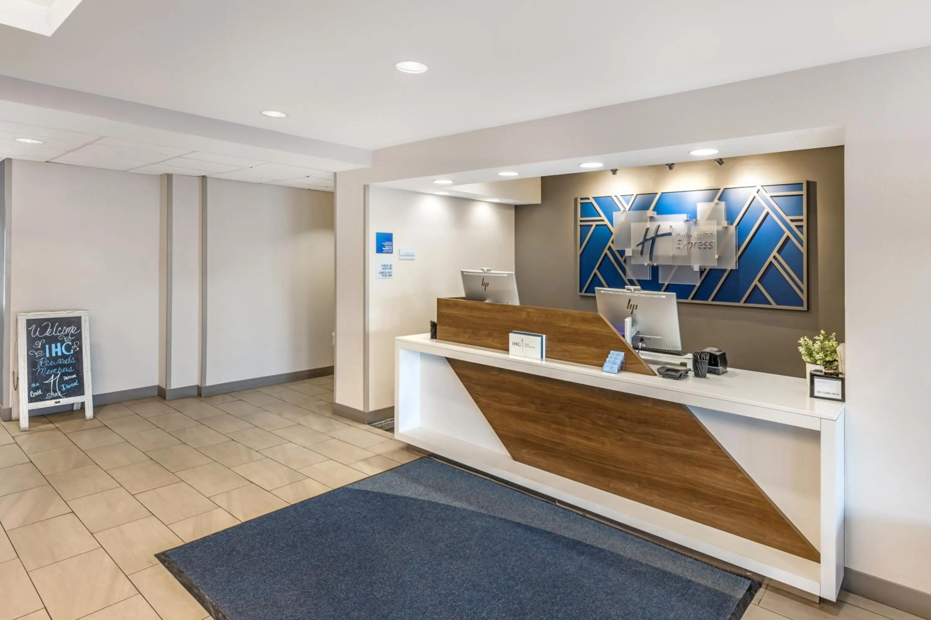 Lobby or reception in Holiday Inn Express Crestwood by IHG