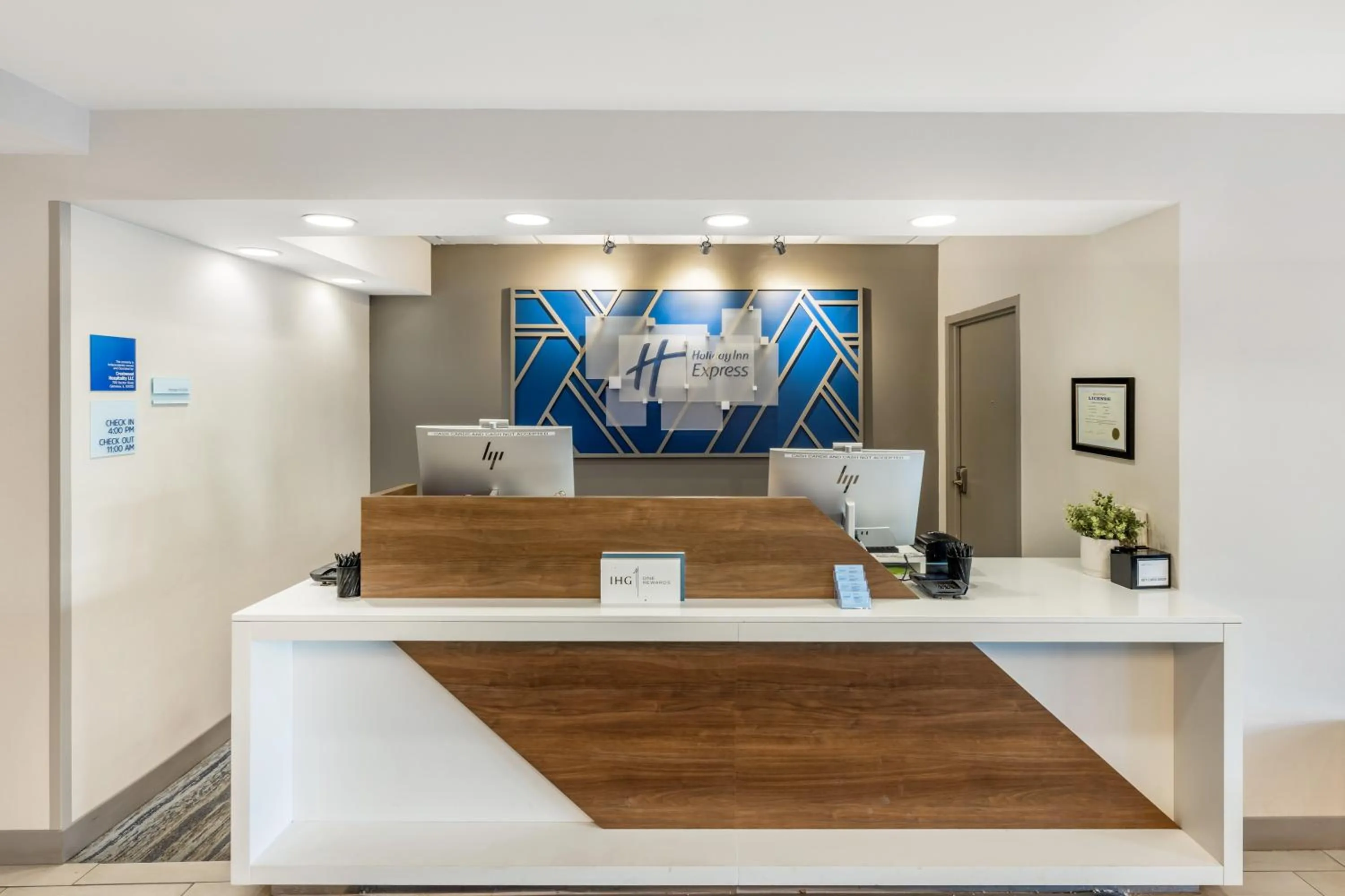 Lobby or reception in Holiday Inn Express Crestwood by IHG