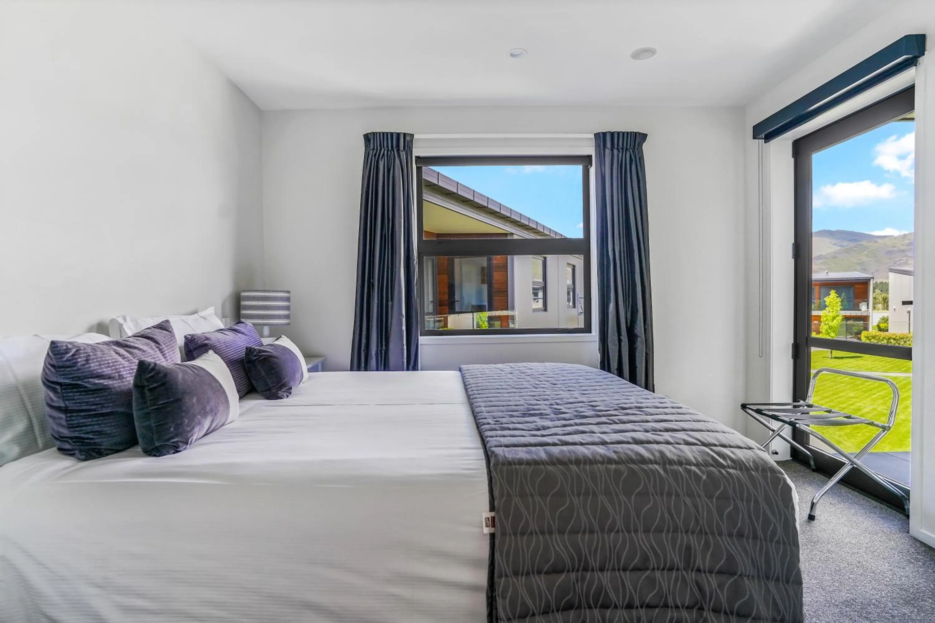 Bedroom, Bed in Central Park Apartments