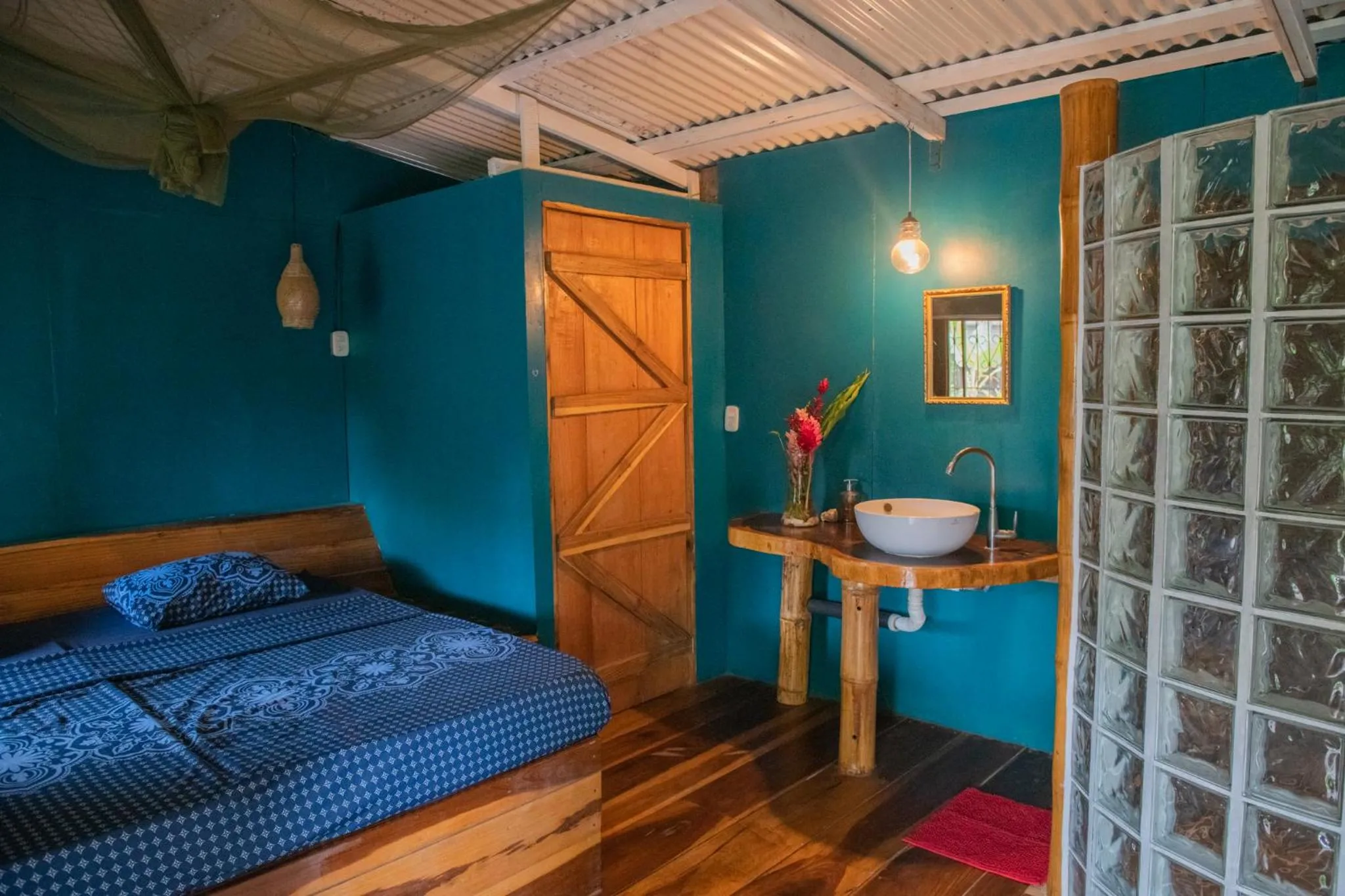 Photo of the whole room, Bed in Roots Family