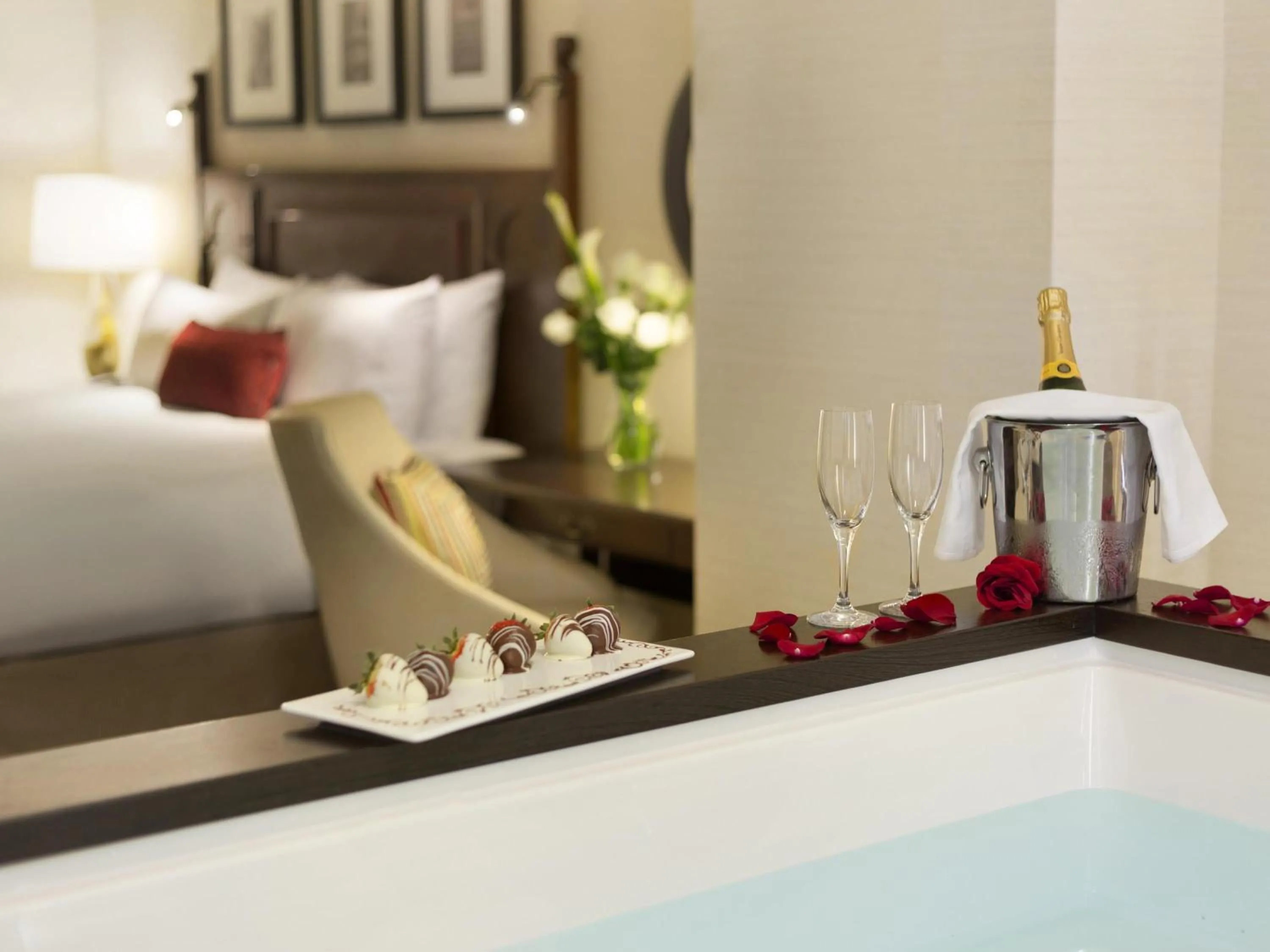 Photo of the whole room, Bed in Fairmont Le Manoir Richelieu