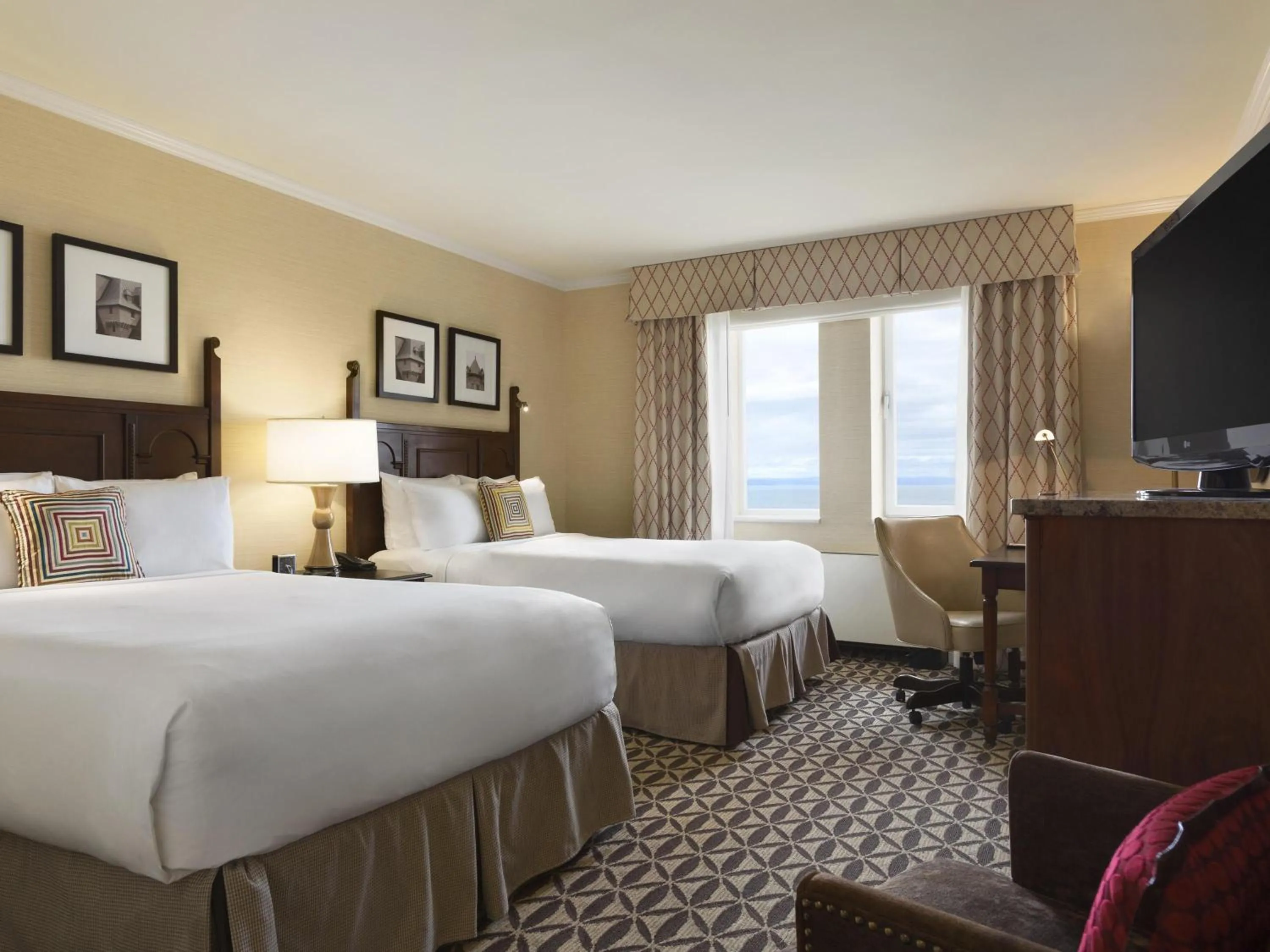 Bedroom, Bed in Fairmont Le Manoir Richelieu